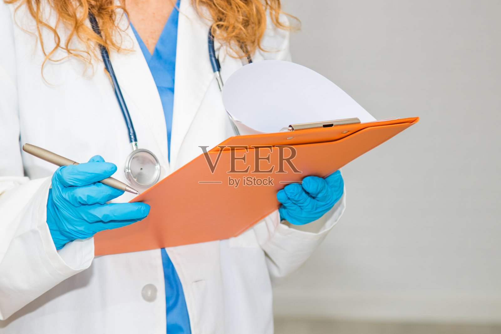 医生与报告文件夹或临床历史照片摄影图片