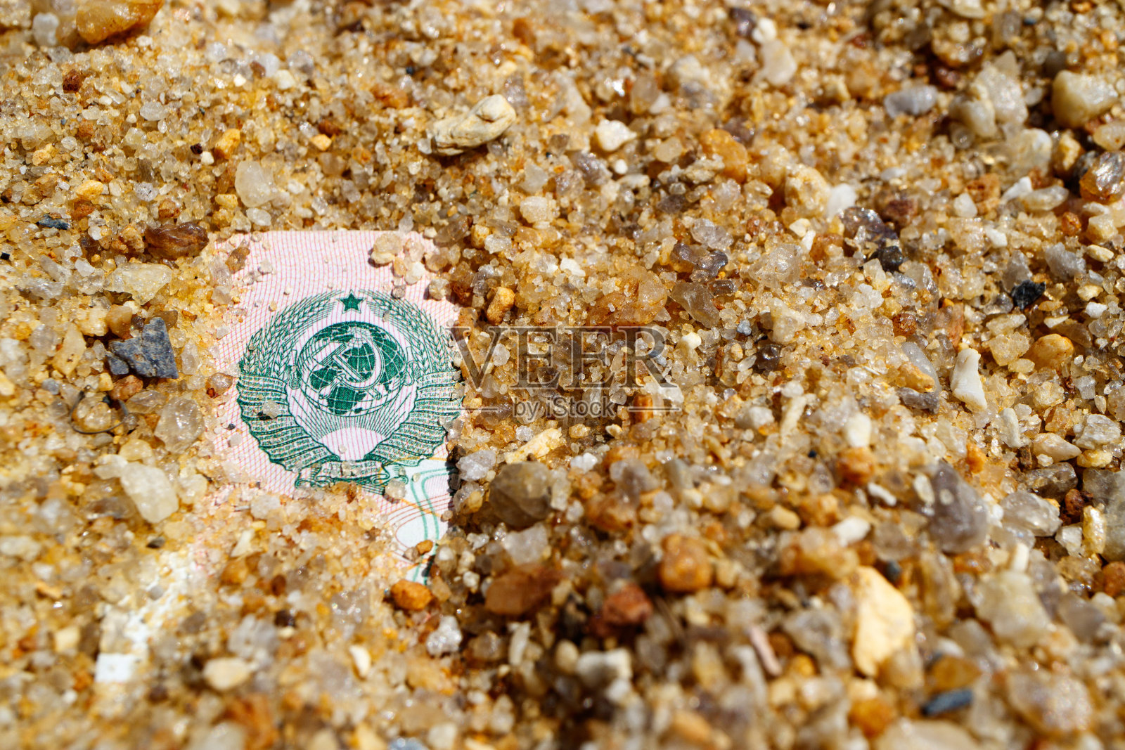 沙地上旧10卢布钞票上的苏联盾形纹章照片摄影图片