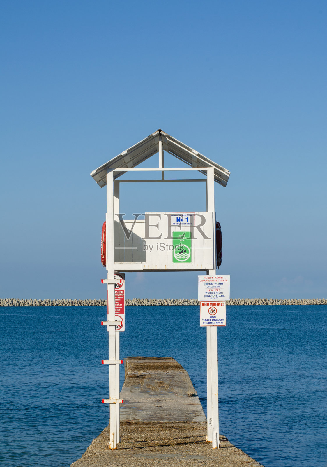 海滩上的救生员塔照片摄影图片