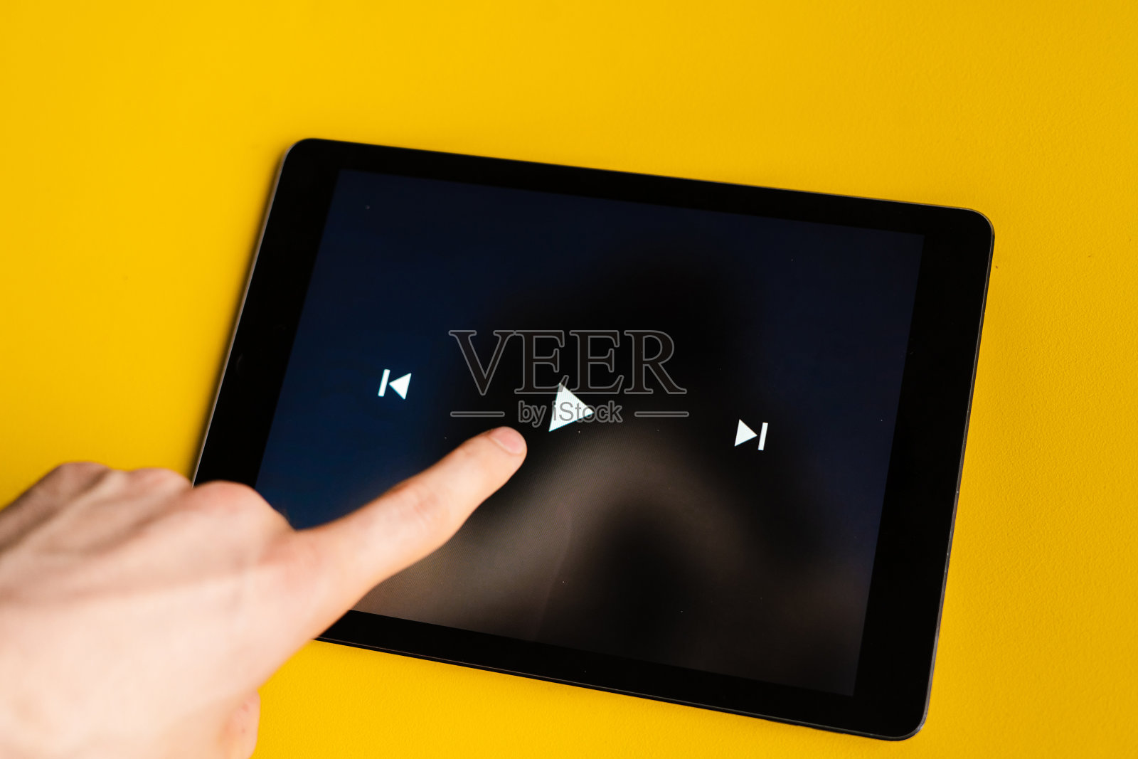 近距离播放按钮界面上的一个现代小工具时，观看视频照片摄影图片