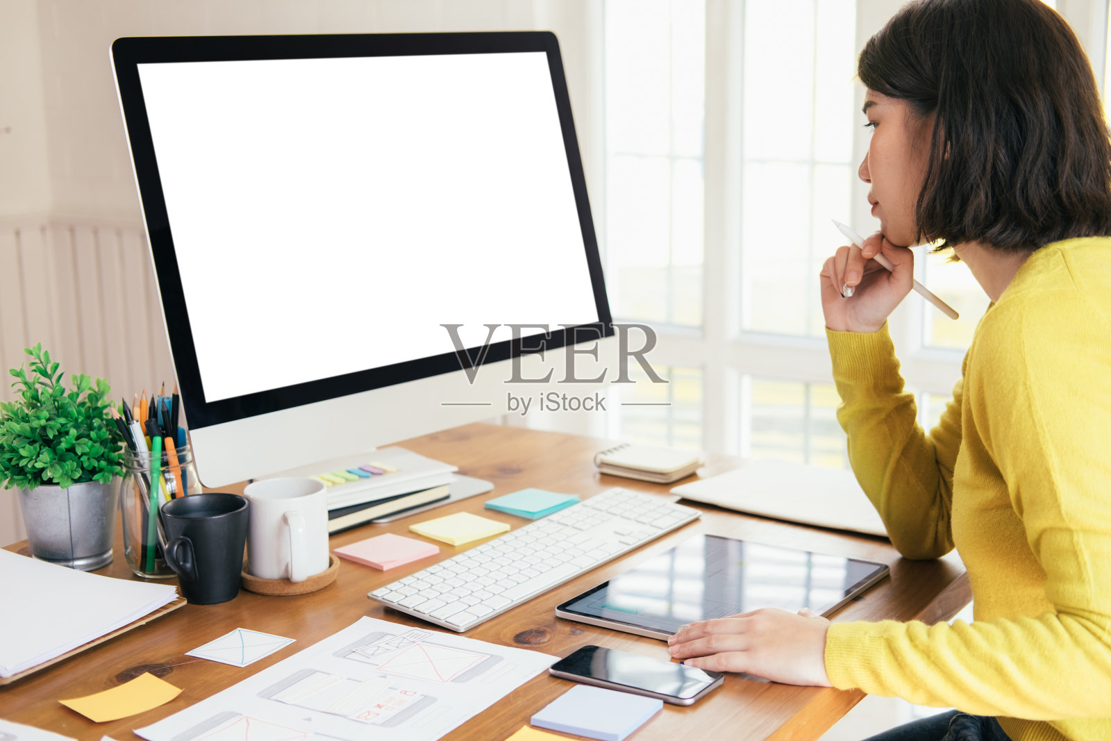 网页设计师，UX UI设计师设计手机应用用户界面照片摄影图片