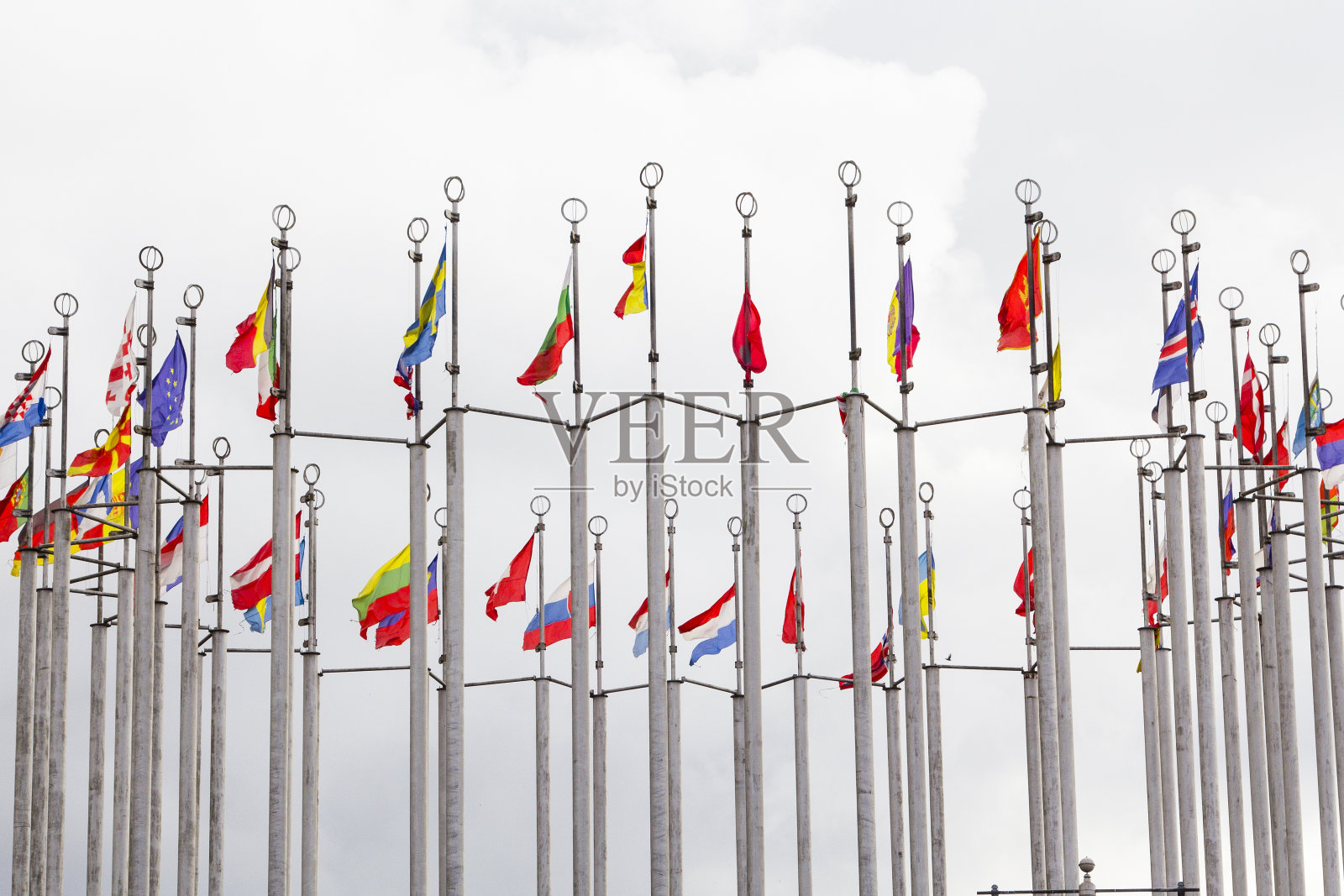 天空中飘扬着不同国家的国旗照片摄影图片