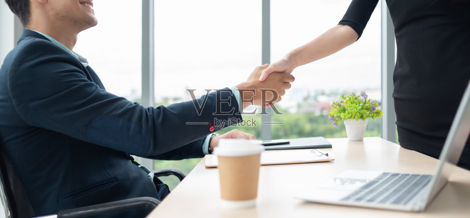 业务伙伴见面后握手。照片摄影图片