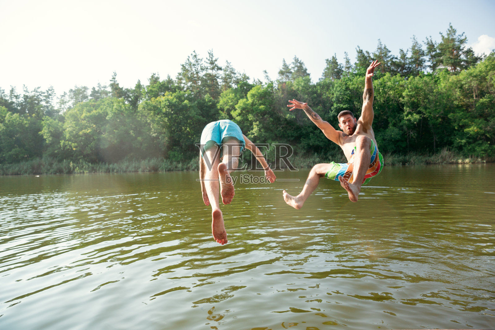 快乐的朋友们玩得开心，准备在河里蹦蹦跳跳照片摄影图片