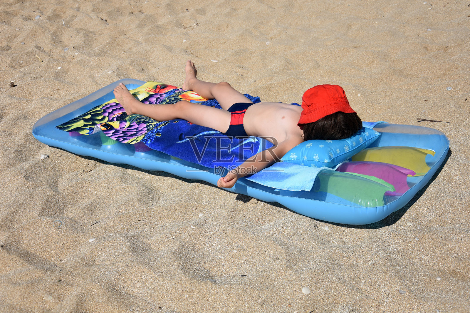 孩子们在海滩上的充气床垫上放松照片摄影图片