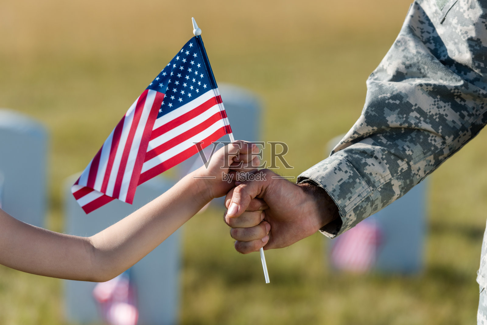 军人的父亲和女儿举着美国国旗照片摄影图片