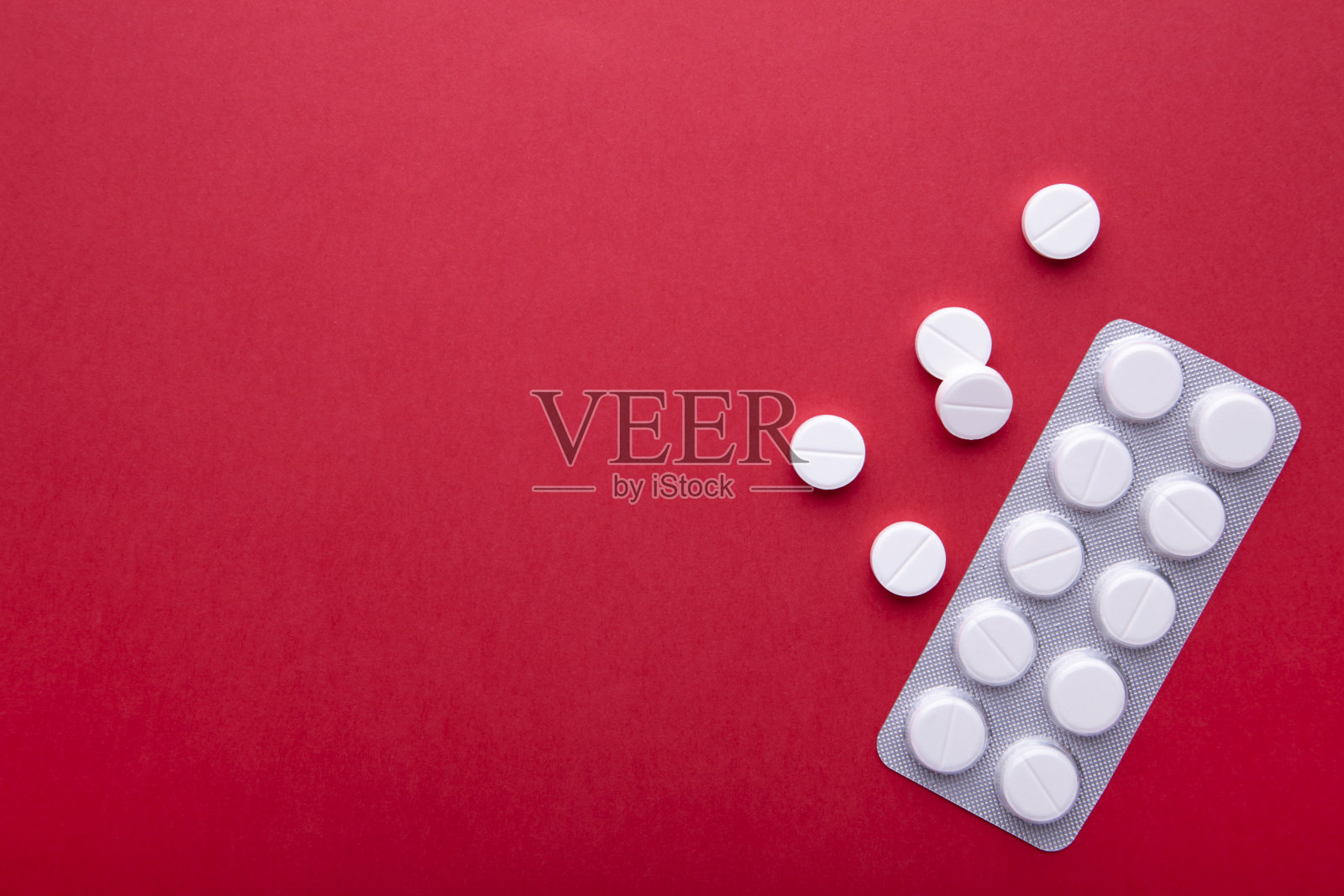 红色背景上有空白的白色药丸照片摄影图片