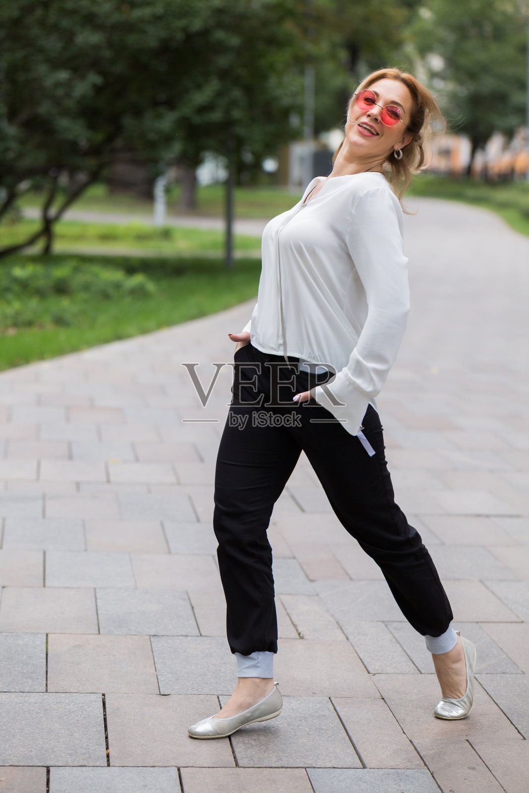 照片漫步在城市在夏天阴天的天气。照片摄影图片