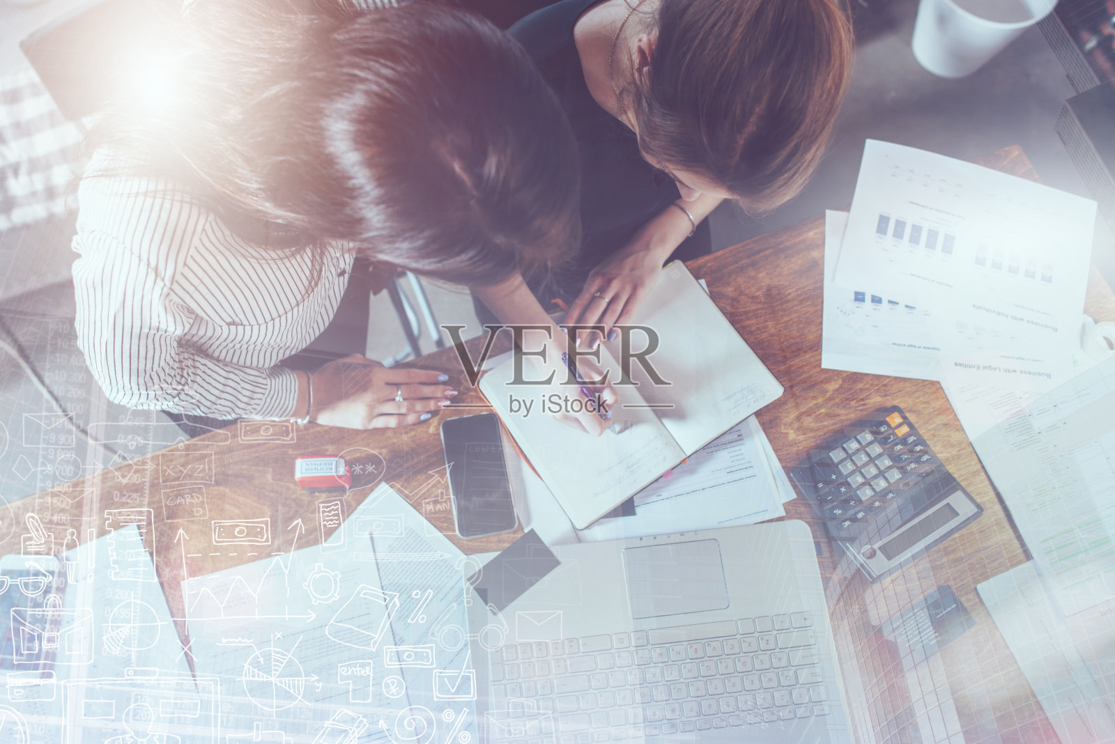 俯视图集中年轻女性坐在桌旁，一起工作照片摄影图片