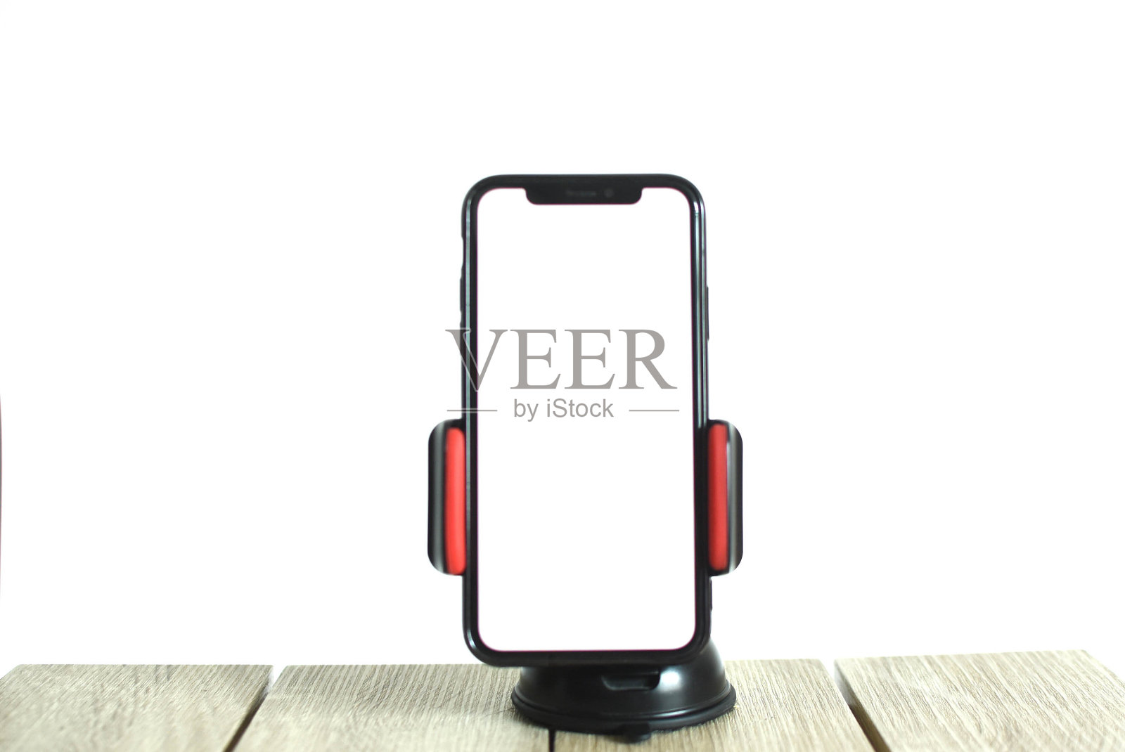 双手在白色背景下拿着手机照片摄影图片