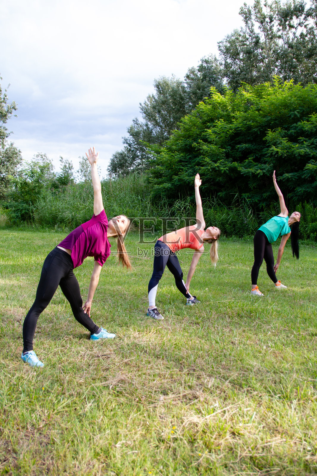 朋友一起锻炼照片摄影图片