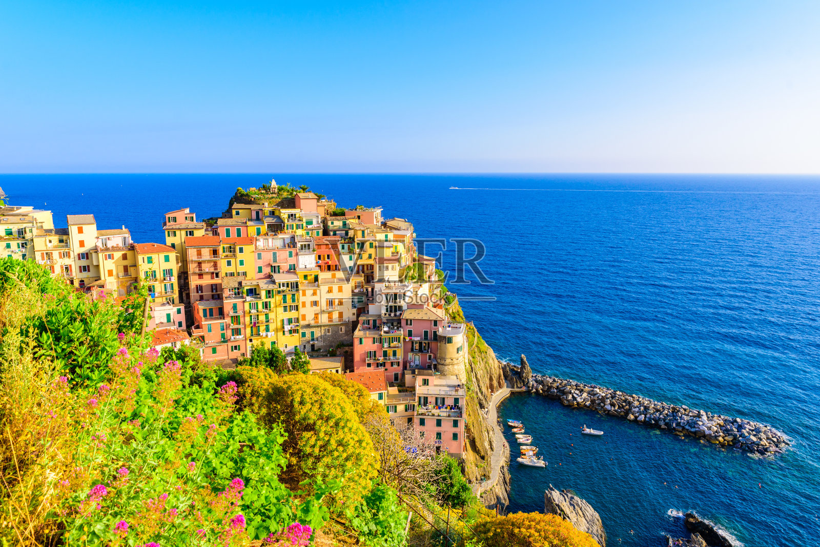 马纳罗拉村五彩缤纷的房屋。美丽的风景在意大利海岸。意大利利古里亚拉斯佩齐亚省的一个渔村照片摄影图片