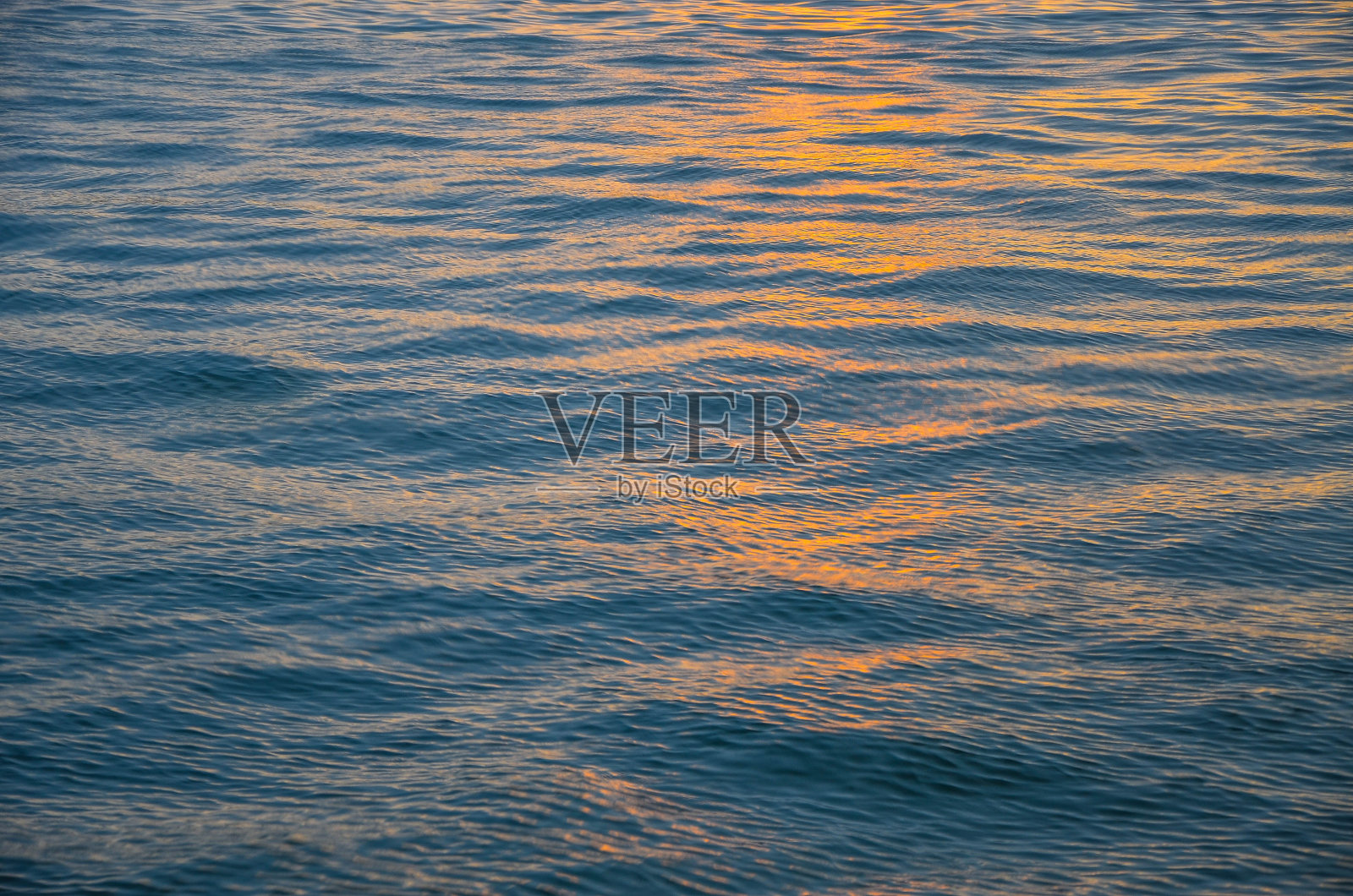 波浪反射金色的太阳。照片摄影图片