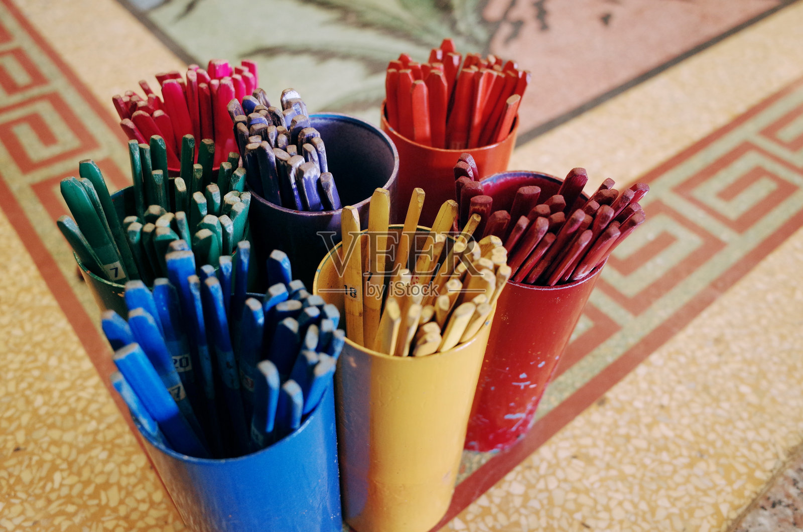 近距离观察中国寺庙里的彩色赤赤棒群照片摄影图片