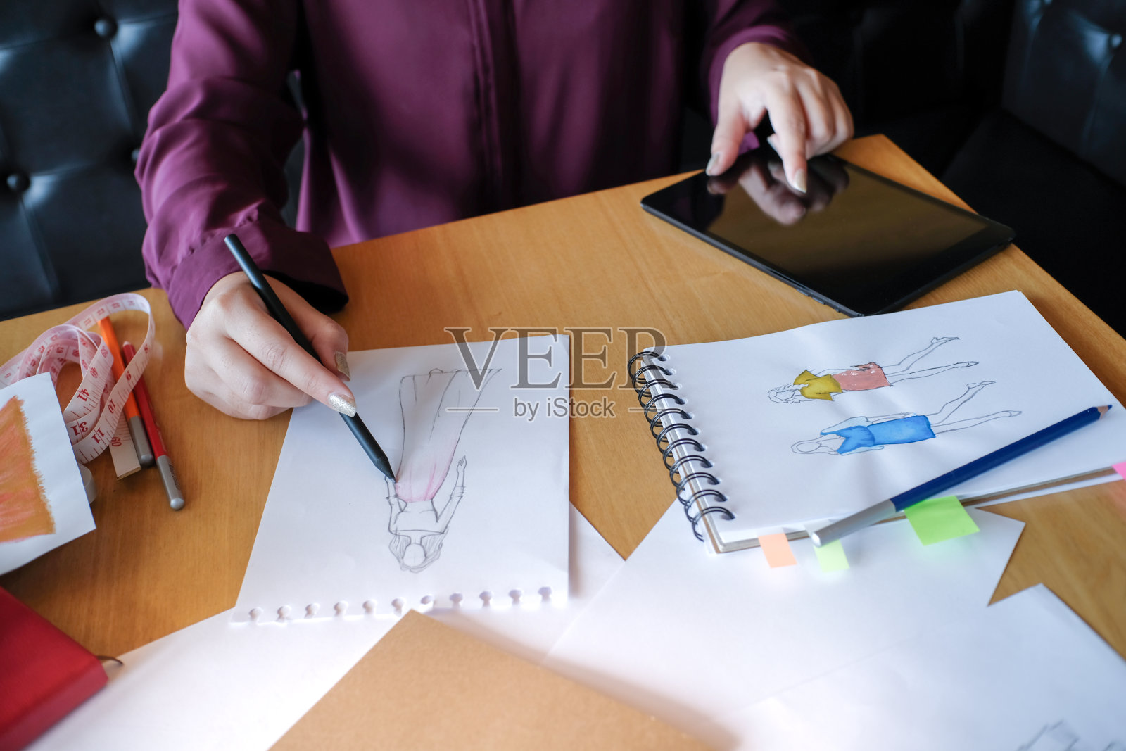 时尚设计师的工作，作为草图的新系列在工作室。创新设计理念照片摄影图片