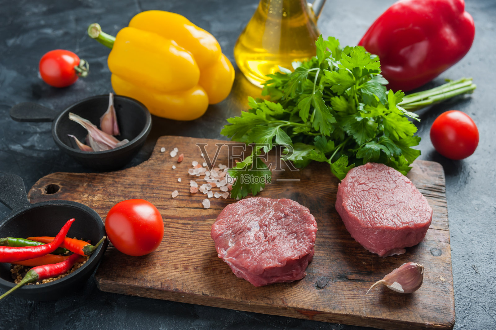 砧板上的牛排照片摄影图片