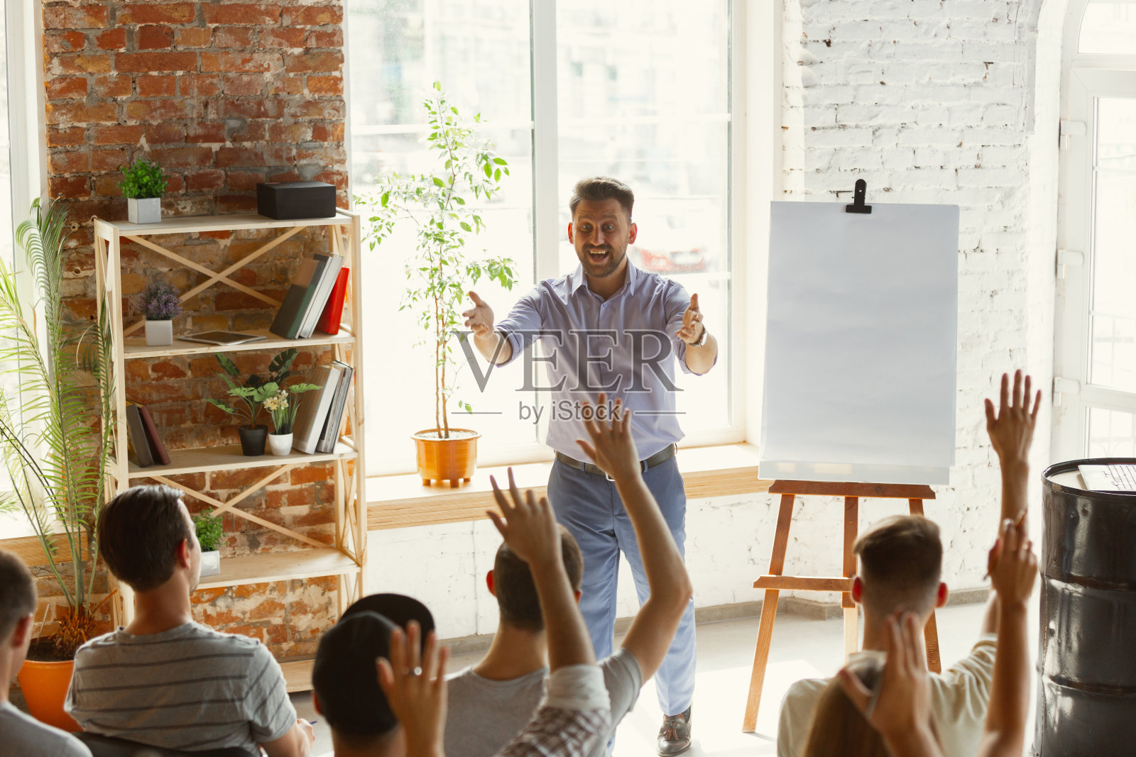 男演讲者在大学讲习班大厅演讲照片摄影图片