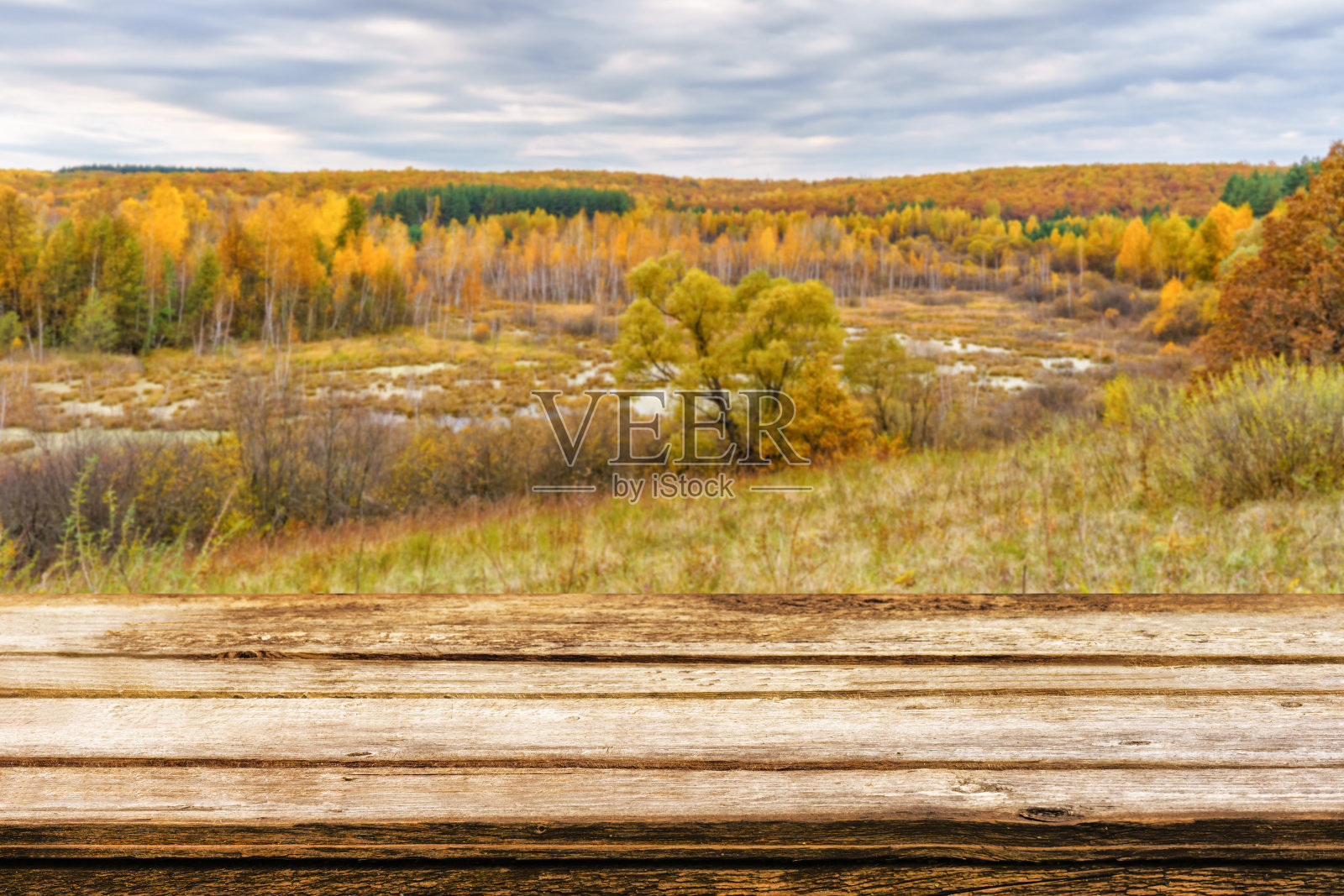 空木桌模糊了风景如画的秋天景观，从山上到低地有森林和沼泽。模拟展示或蒙太奇产品照片摄影图片