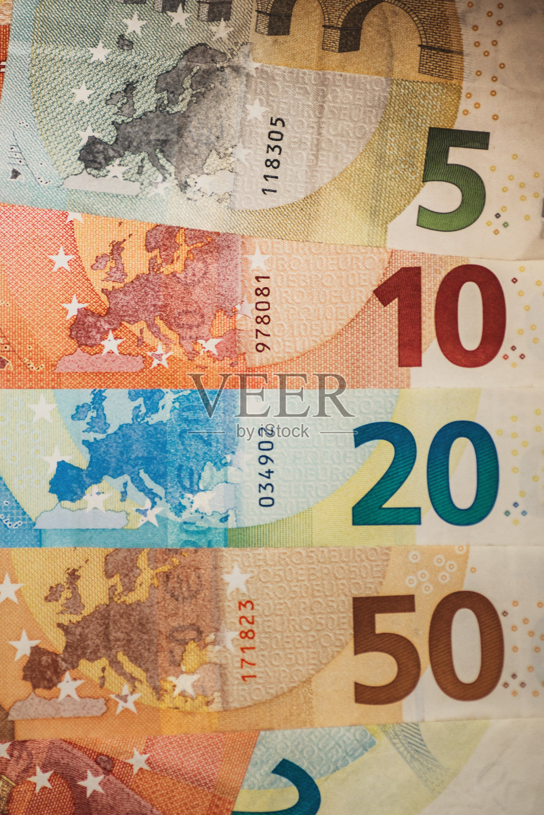 欧盟欧元纸币与欧洲地图照片摄影图片