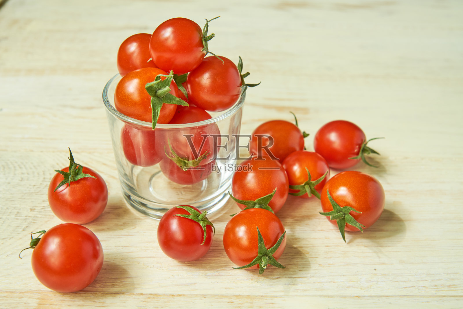 白色木桌上放着新鲜的樱桃番茄。有机蔬菜，健康节食食品，质地照片摄影图片