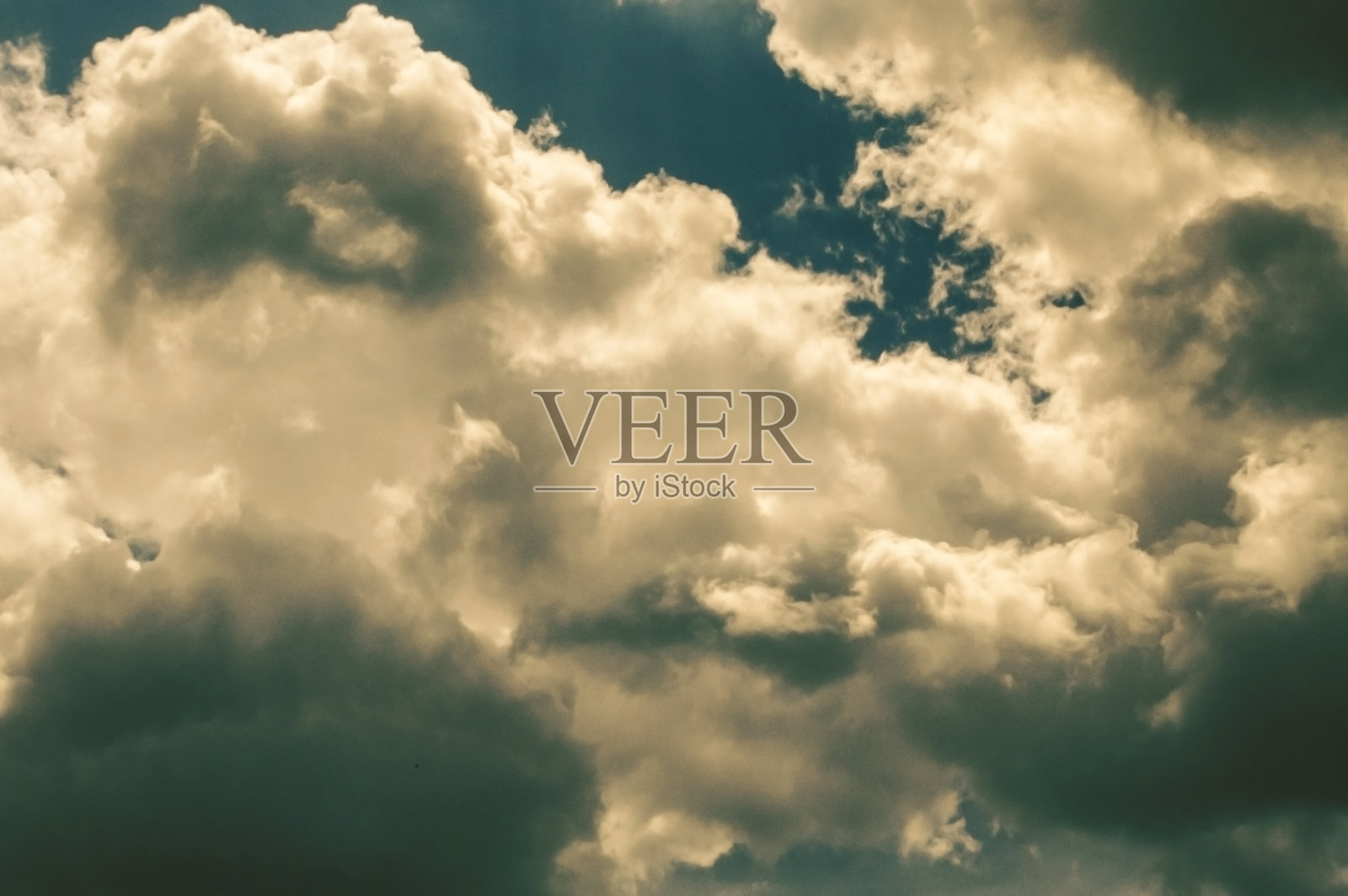 天空中闪烁着阳光的黑色乌云照片摄影图片