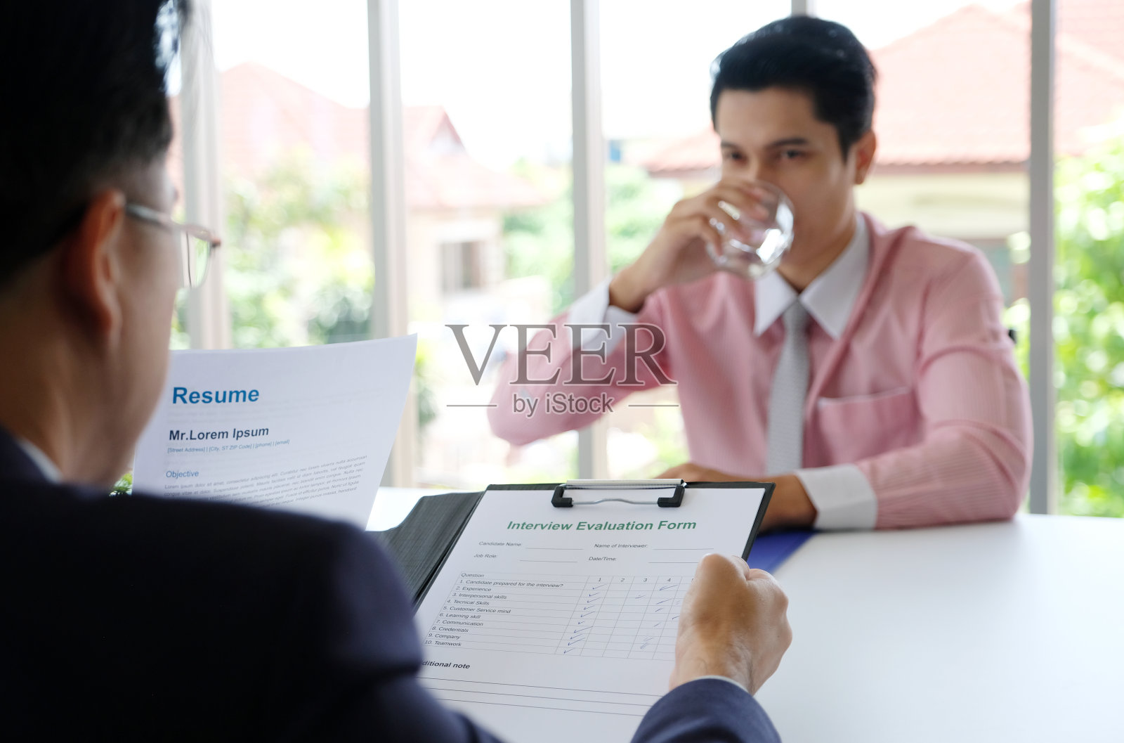 亚洲人在工作面试在办公室背景，年轻的亚洲商人而面试的工作招聘，求职，商业概念照片摄影图片