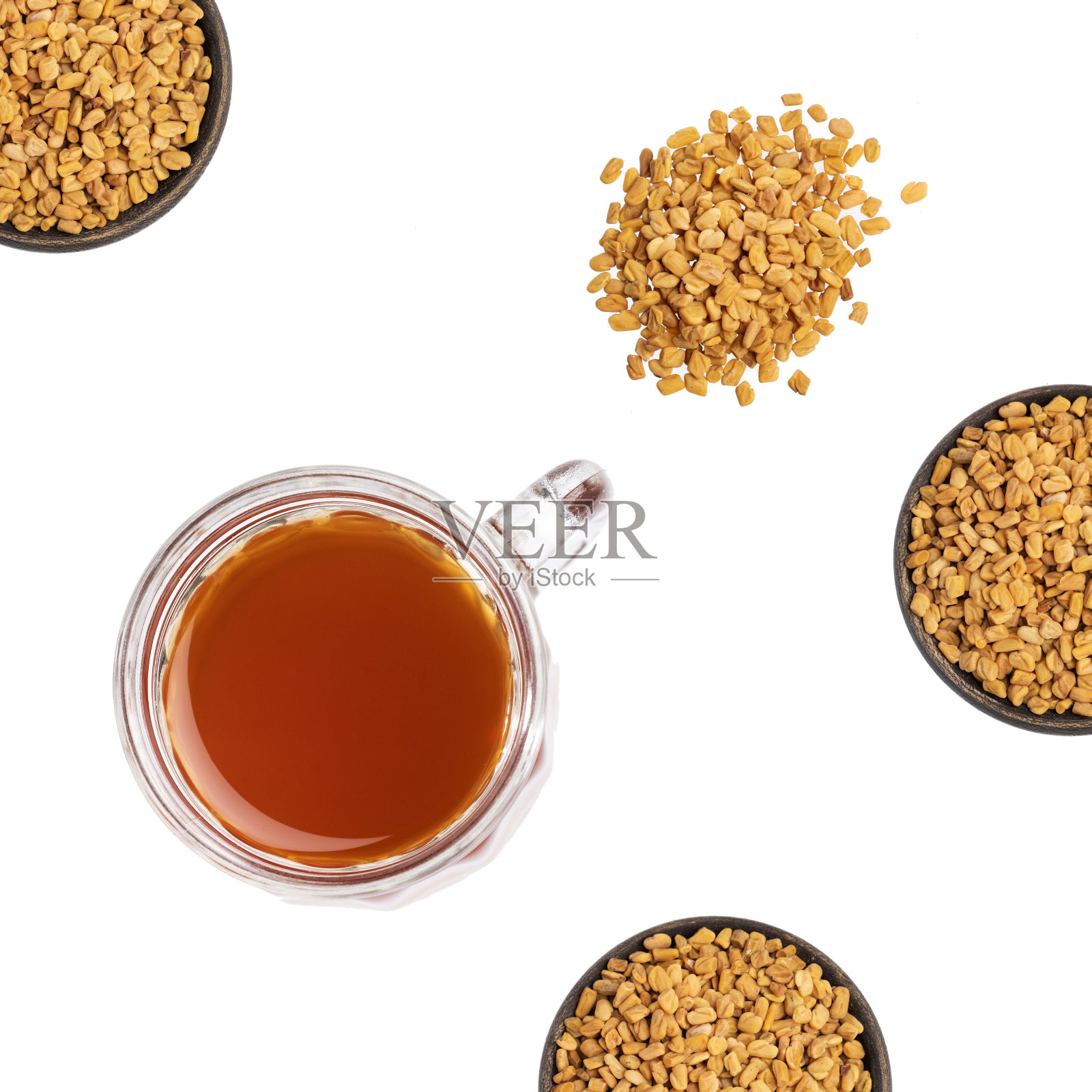 胡芦巴种子可以在水中浸泡一夜饮用。有助于减肥、消化和血糖治疗照片摄影图片