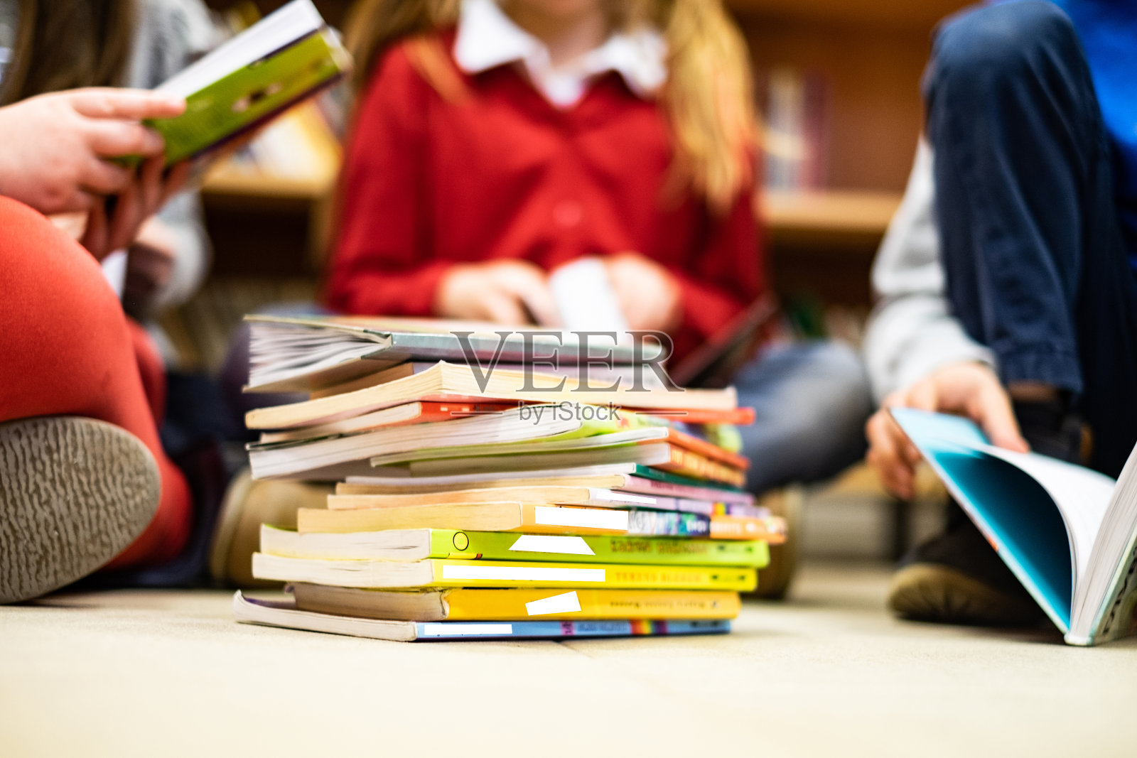 地板上的书照片摄影图片