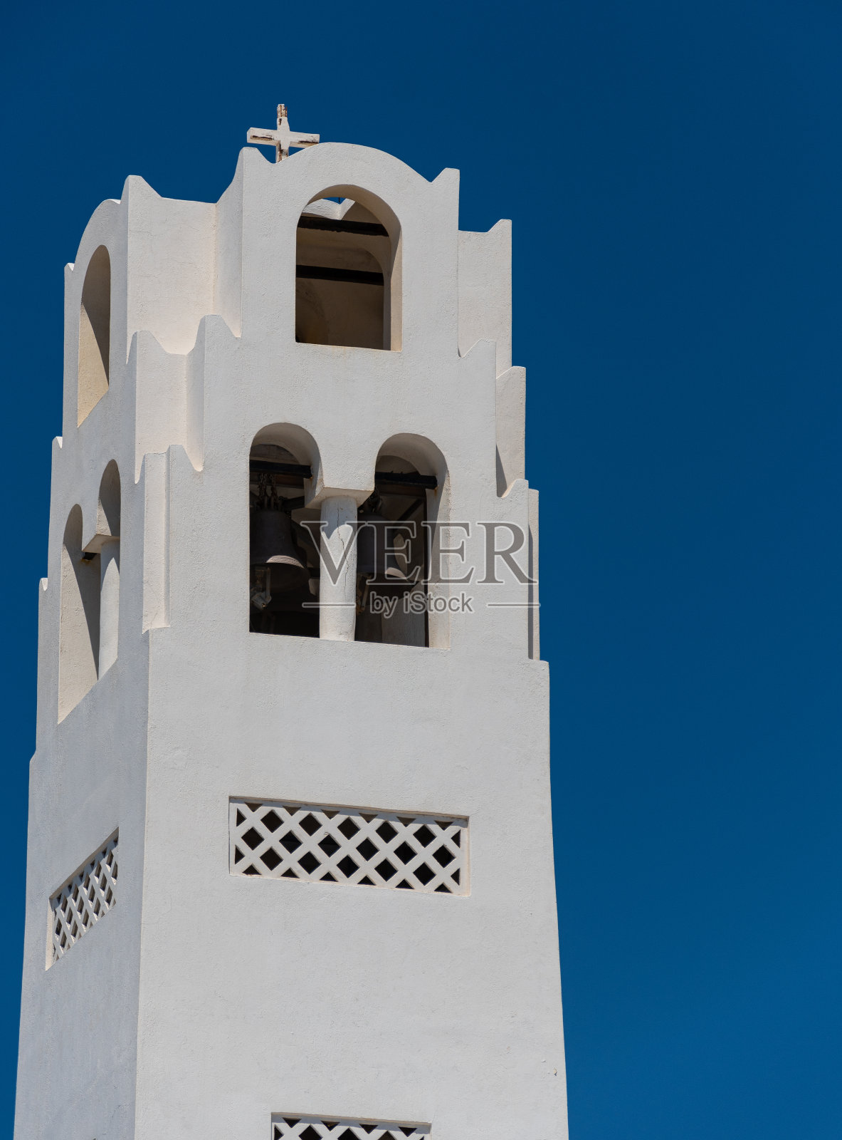菲拉的希腊东正教大教堂的白色钟楼照片摄影图片