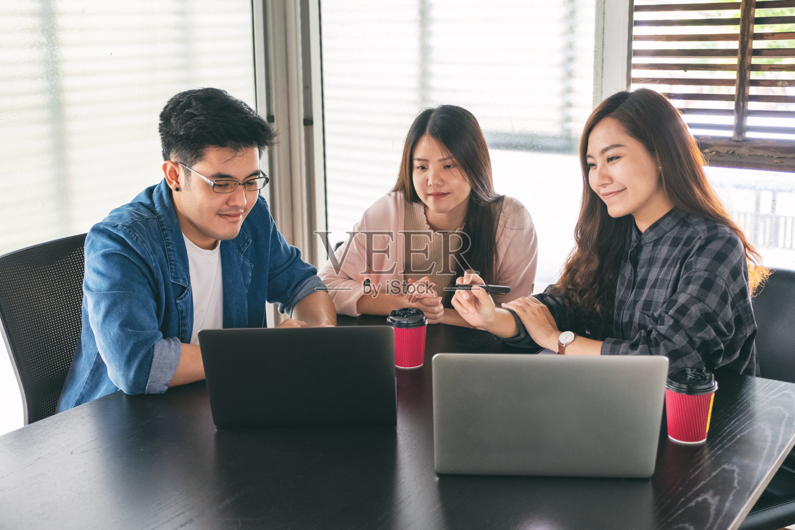 用笔记本电脑一起工作和讨论生意的商人照片摄影图片