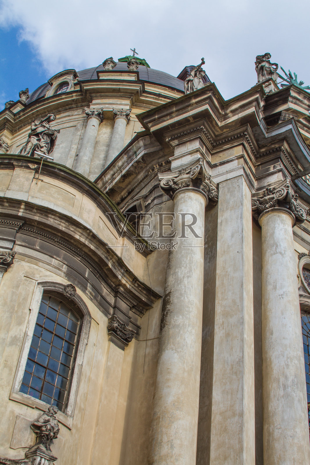 底部视图的细节哥特式大教堂的屋顶在利沃夫，乌克兰与蓝天的背景照片摄影图片