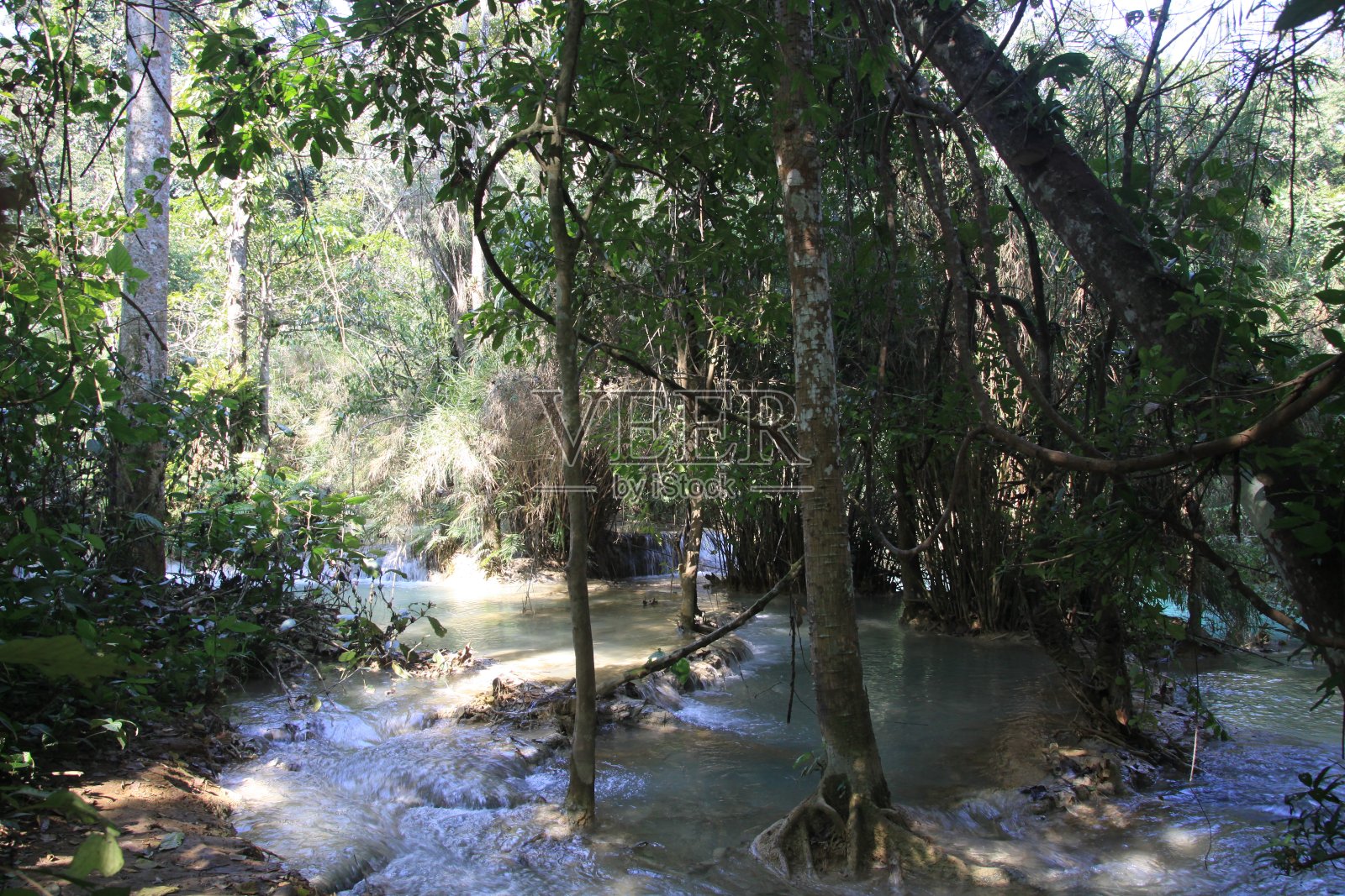 风景秀丽的瀑布和天然的蓝色水池，有田园诗般的匡思瀑布照片摄影图片