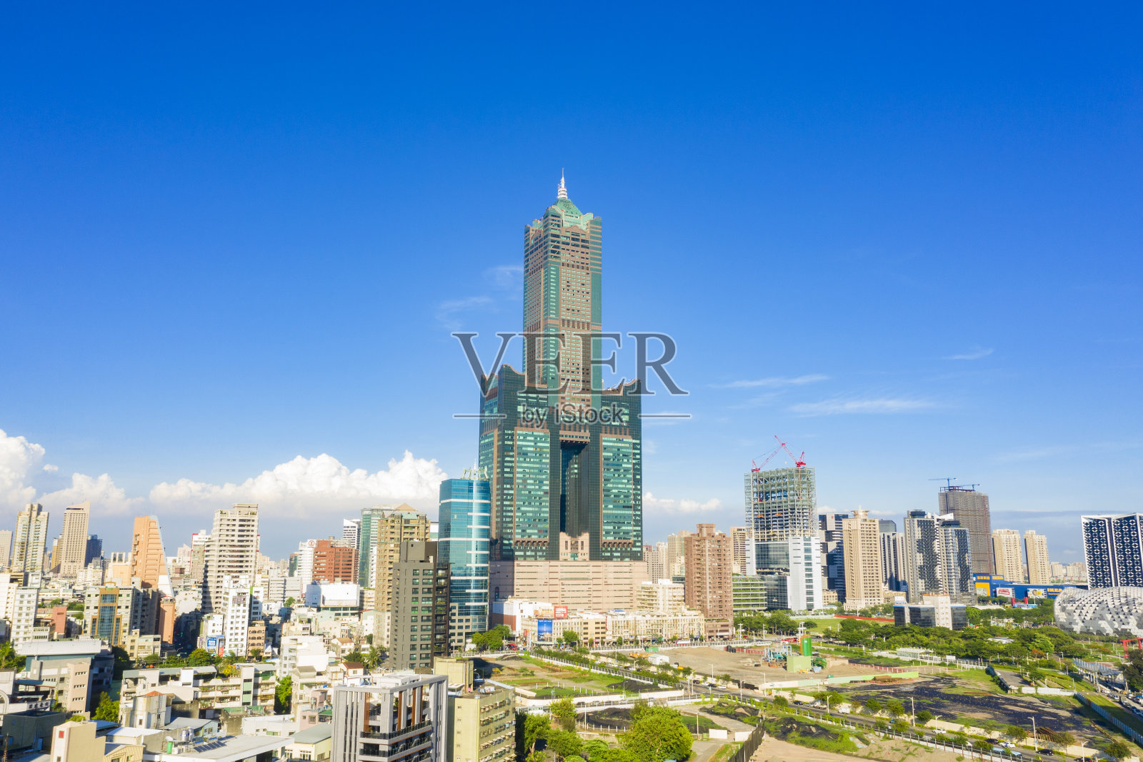 台湾高雄——2019年5月4日:2017年5月4日高雄市区鸟瞰图照片摄影图片