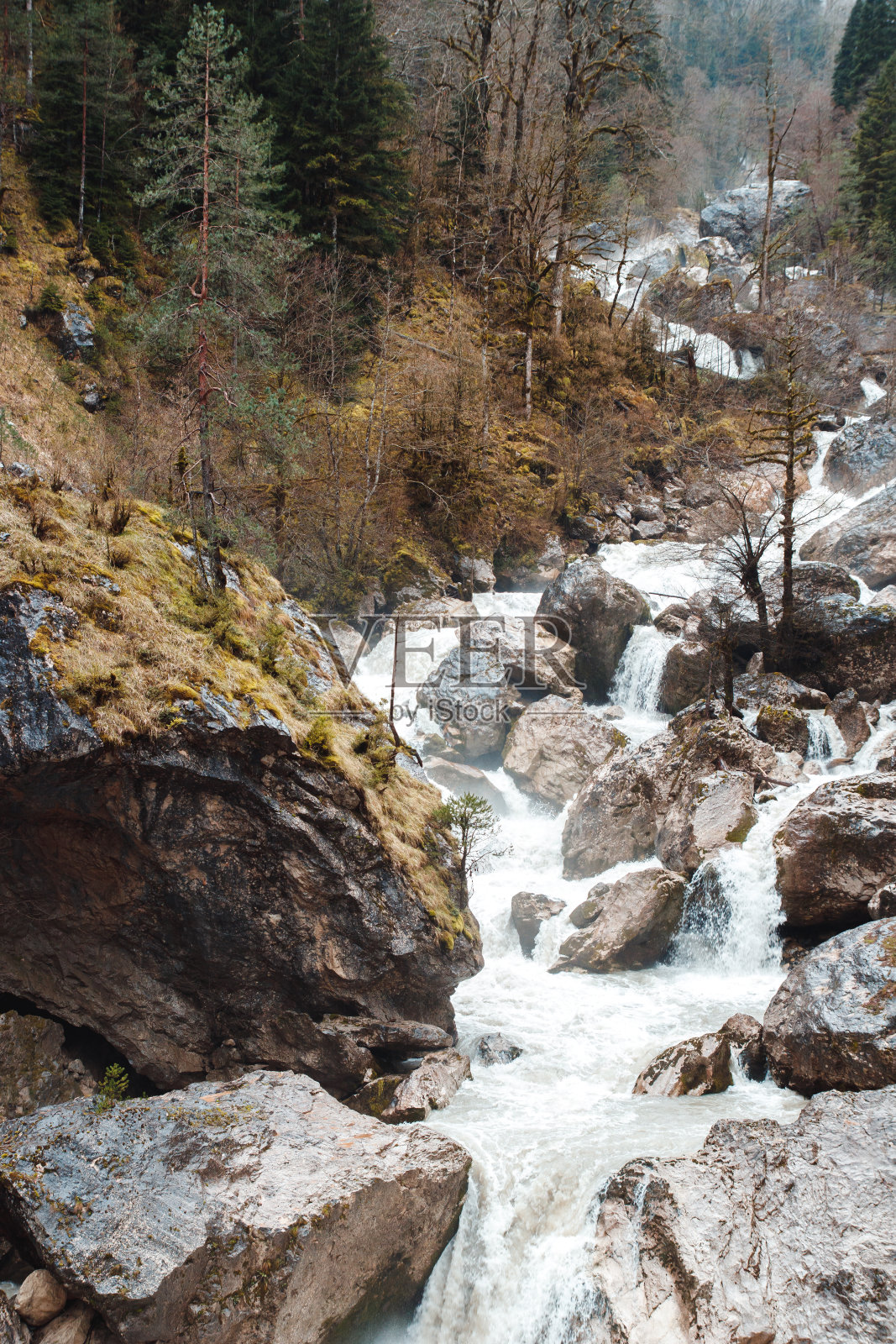 落基山脉中的瀑布。照片摄影图片