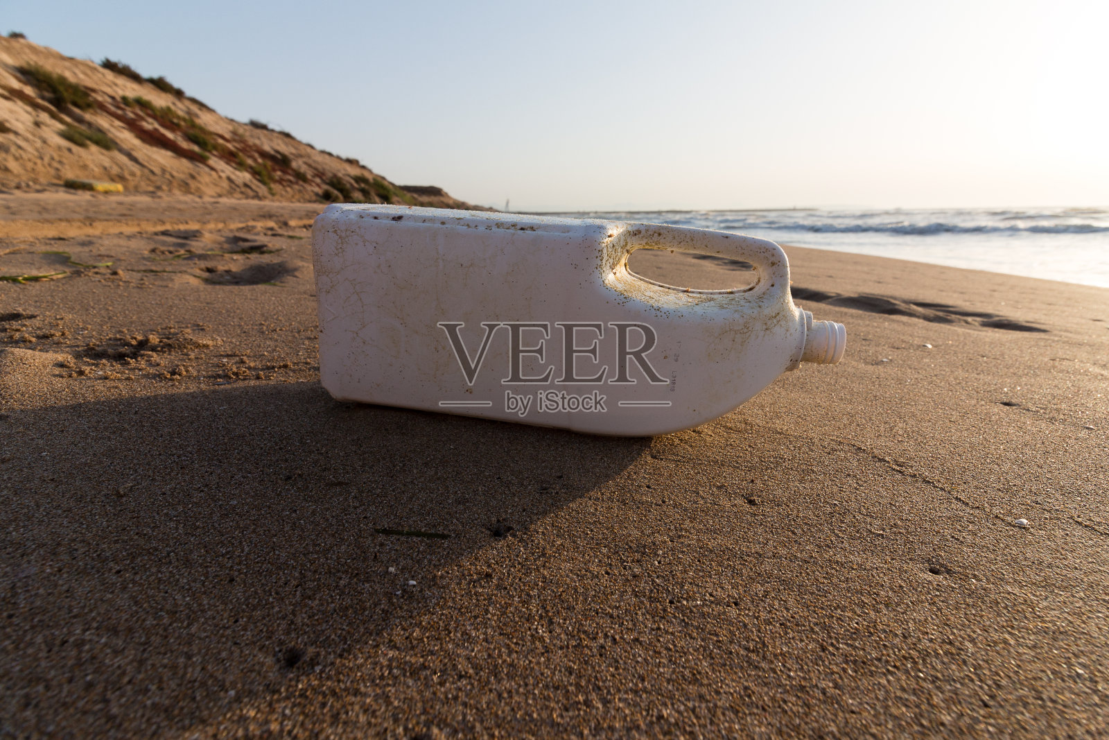 白色塑料瓶最终进入了海洋照片摄影图片