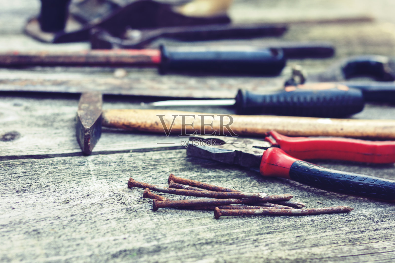 一套复古的手工施工工具锤子与钉子在一个木制的背景，复古的概念照片摄影图片