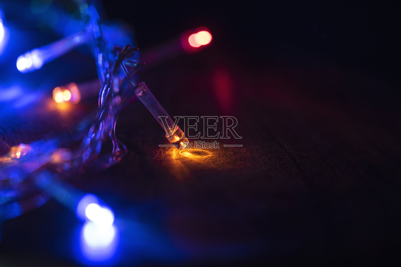 圣诞灯，圣诞背景与发光的花环在黑色的背景，文字的空间照片摄影图片