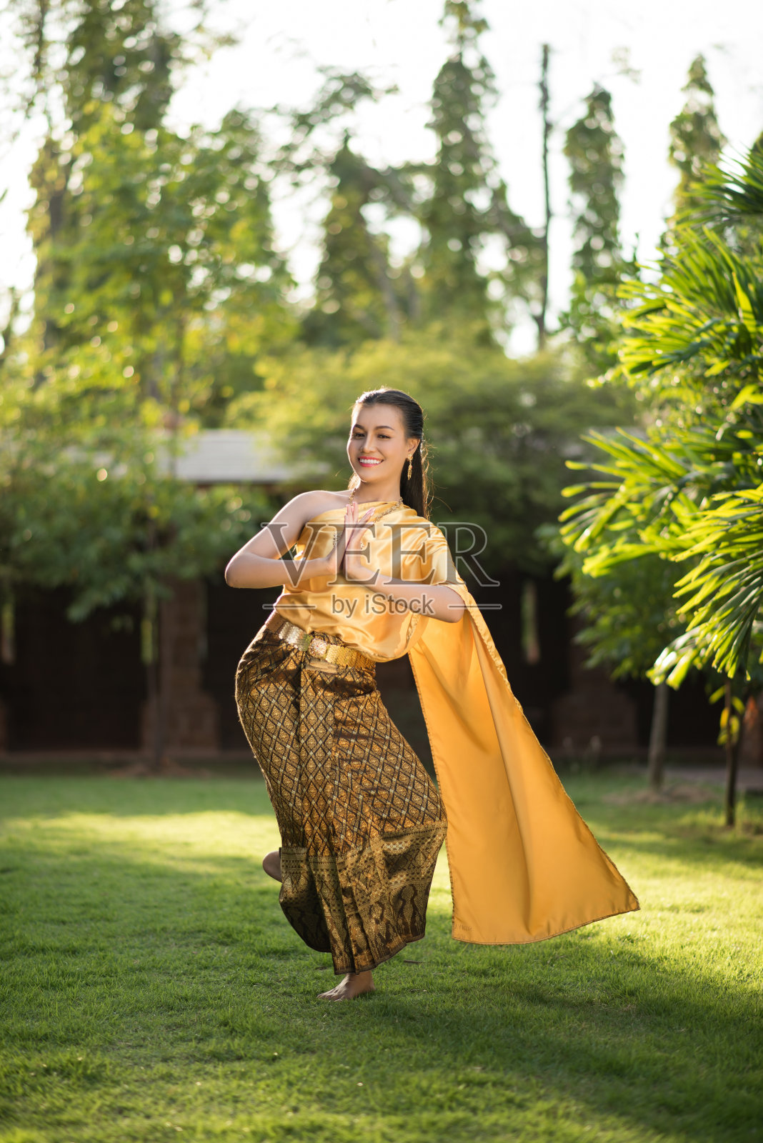 美丽的女人穿着典型的泰国服装照片摄影图片