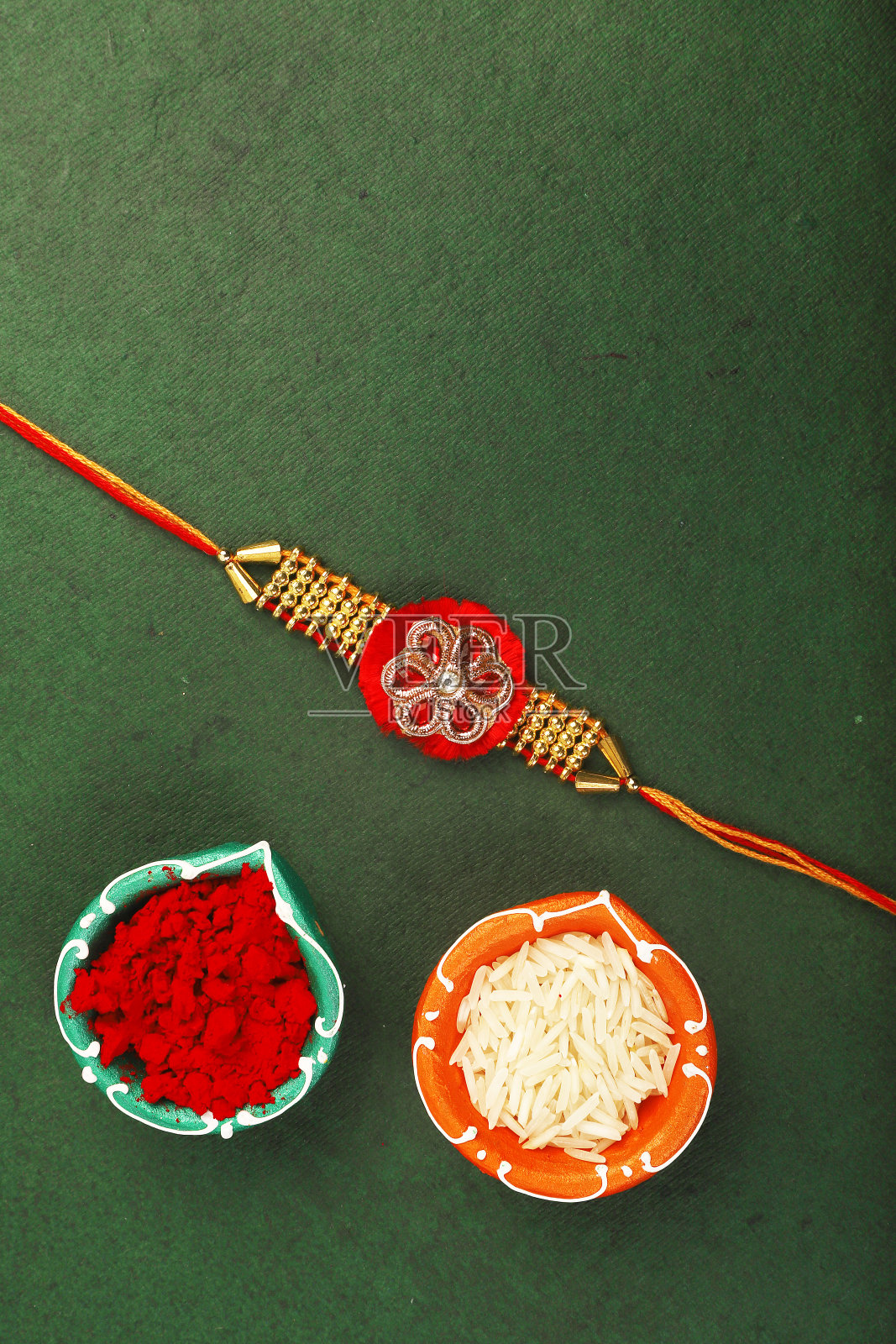 传统印度手链称Rakhi，兄弟姐妹的手腕在Rakshabandhan场合照片摄影图片