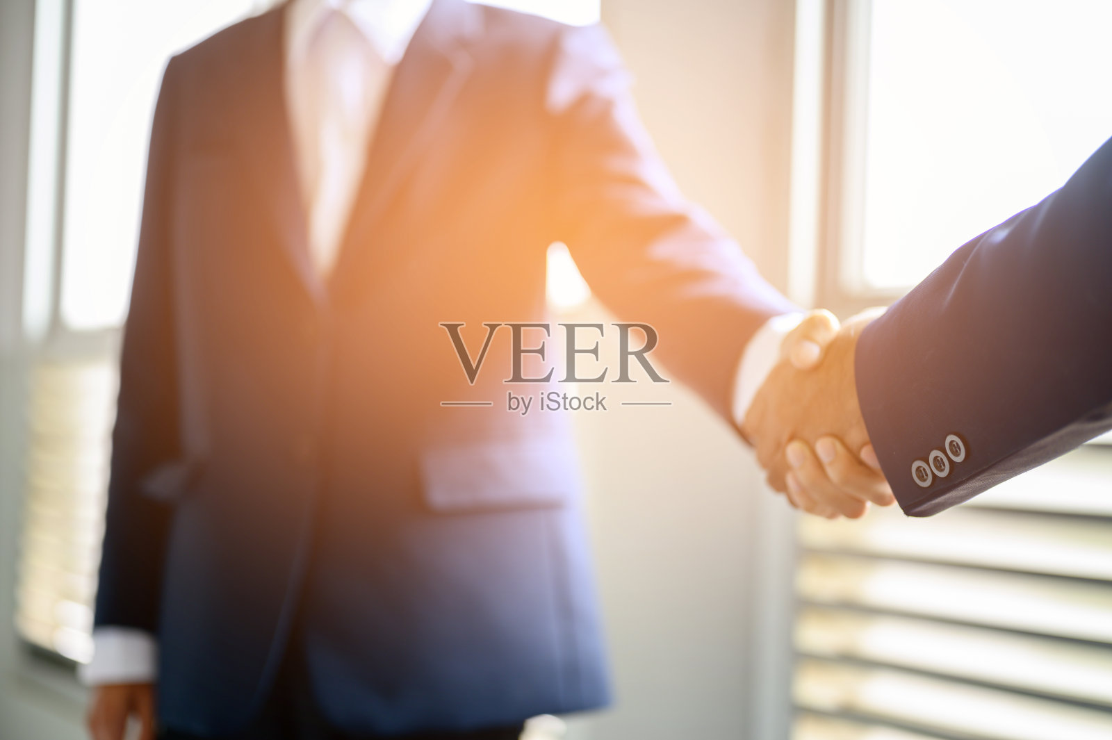 两名商人携手合作。照片摄影图片