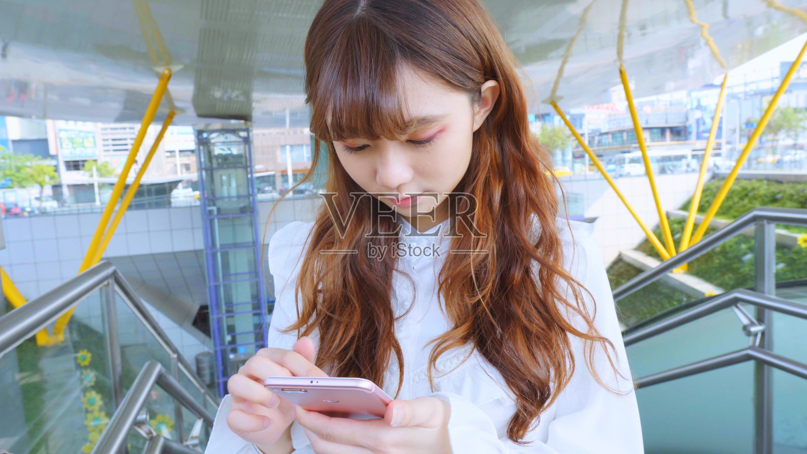 女人微笑并使用电话照片摄影图片