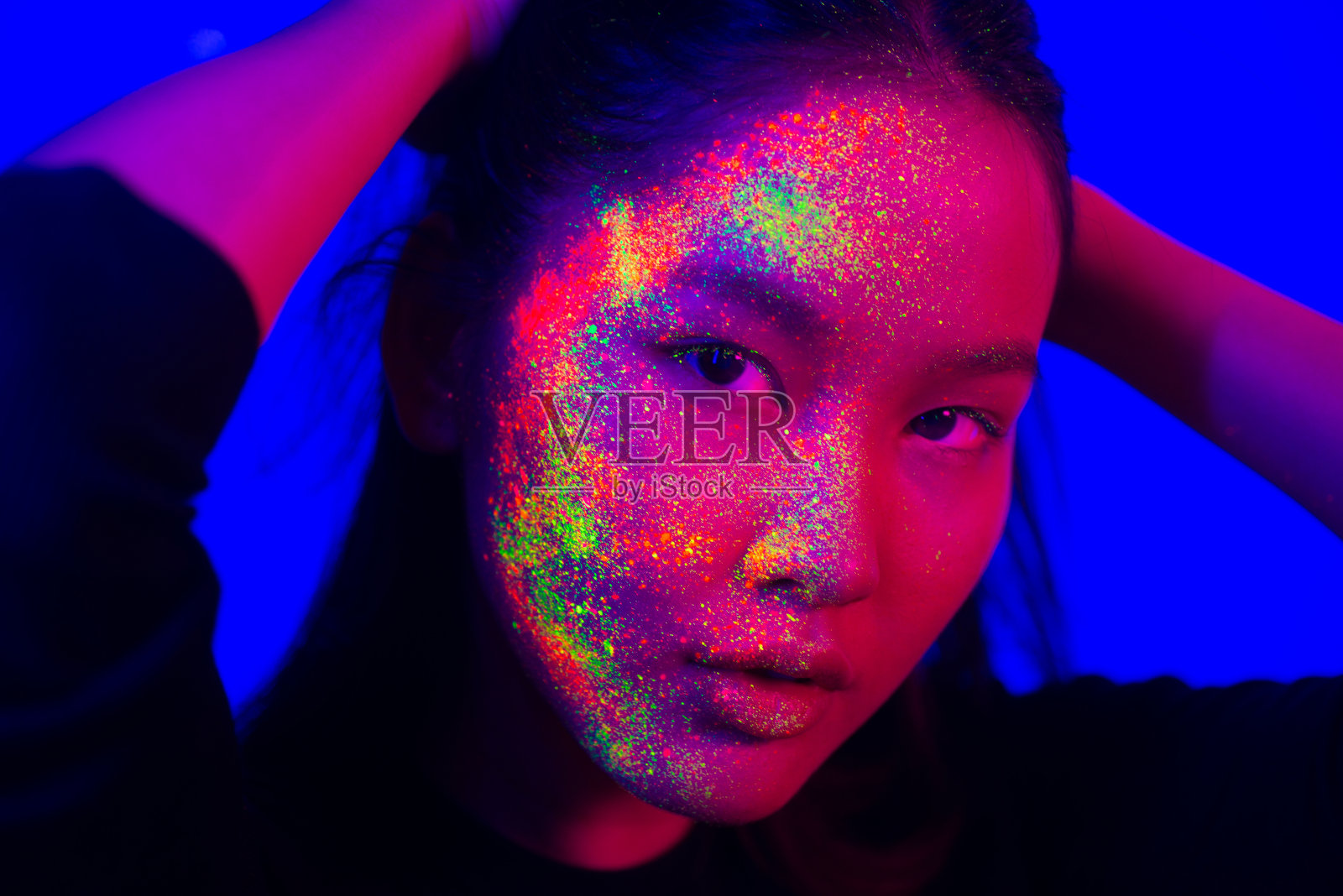 脸上有荧光画的时装模特照片摄影图片