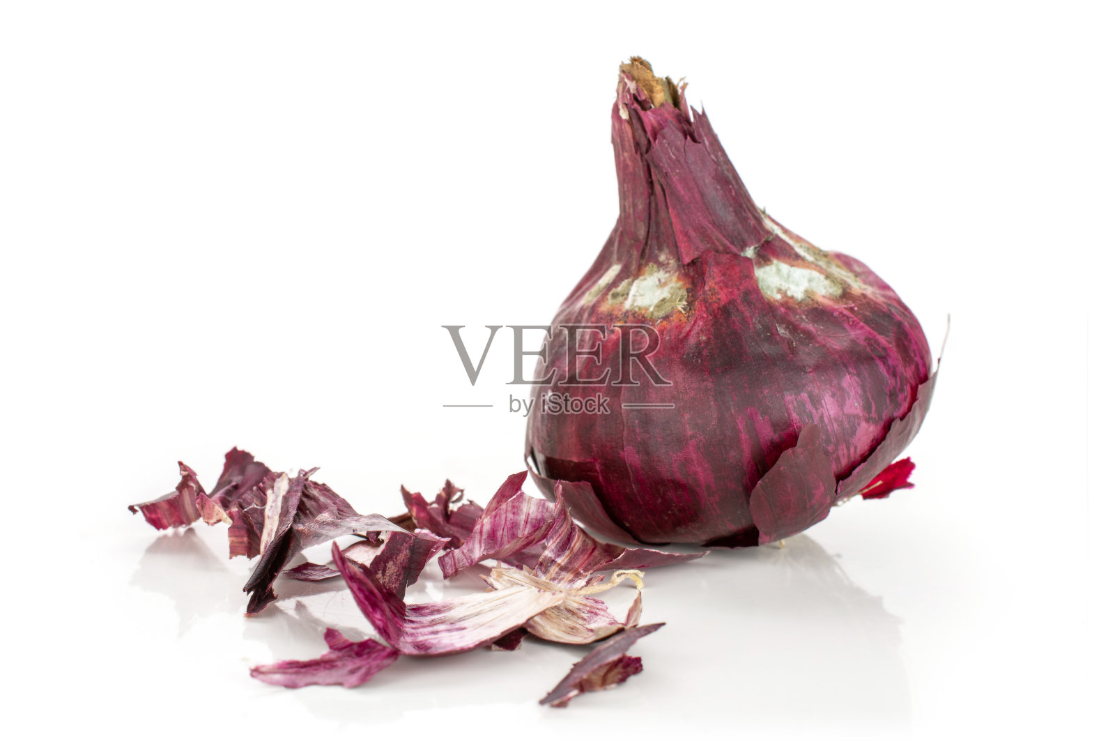 不新鲜的红洋葱孤立在白洋葱上照片摄影图片