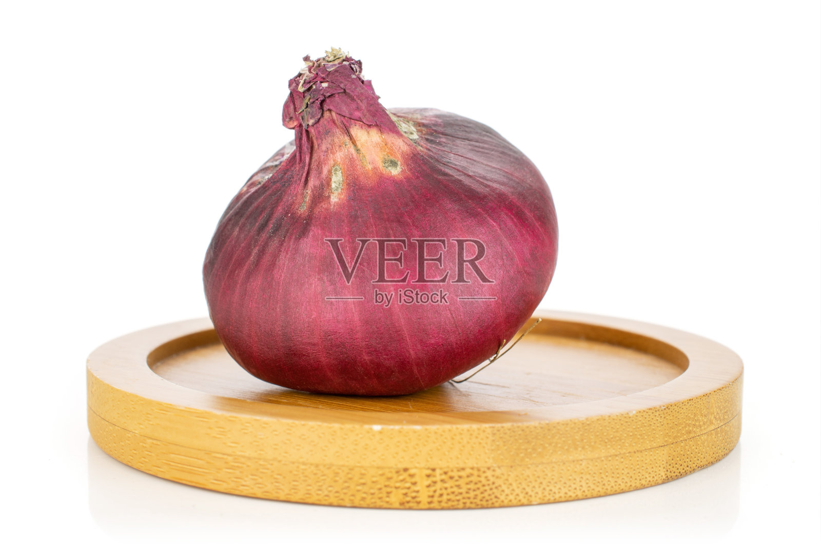 不新鲜的红洋葱孤立在白洋葱上照片摄影图片