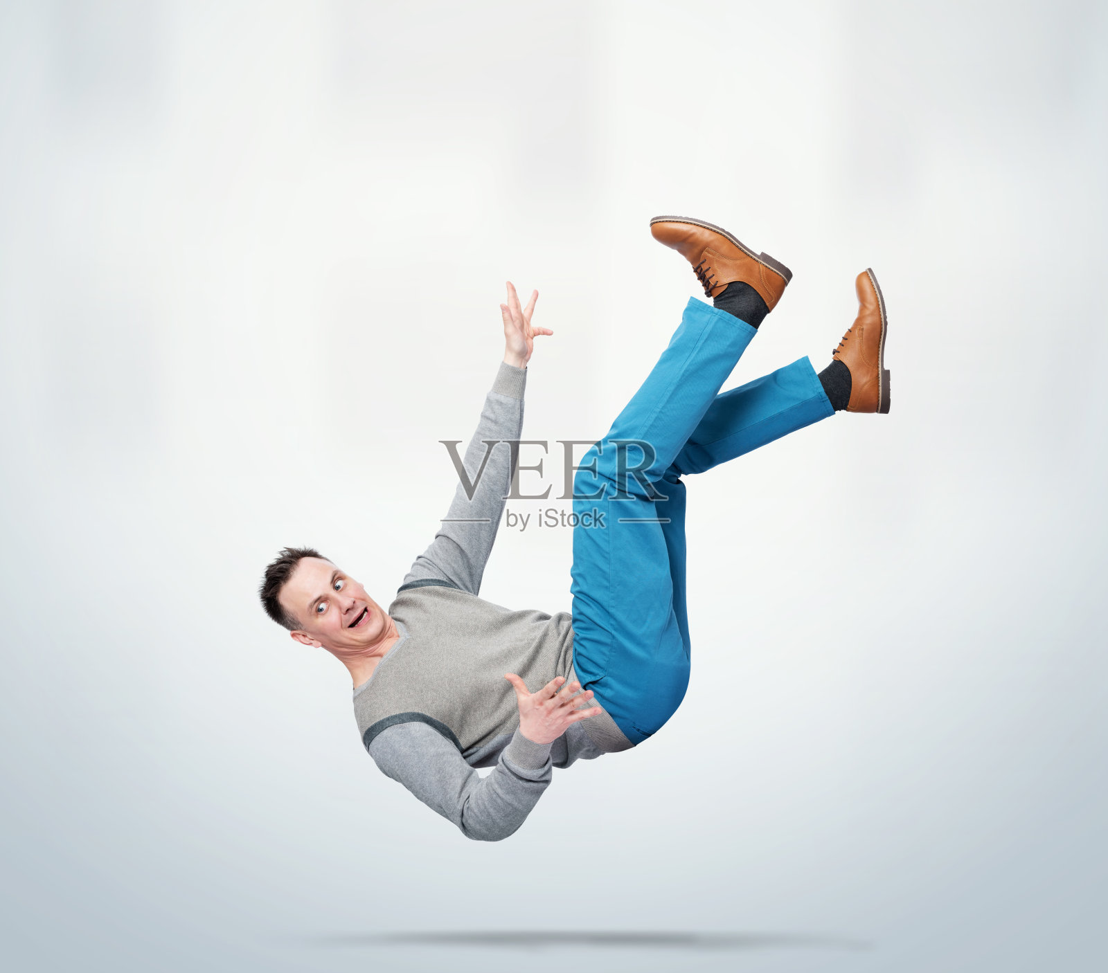 情景，那个穿便服戴眼镜的男人摔倒了。事故的概念照片摄影图片