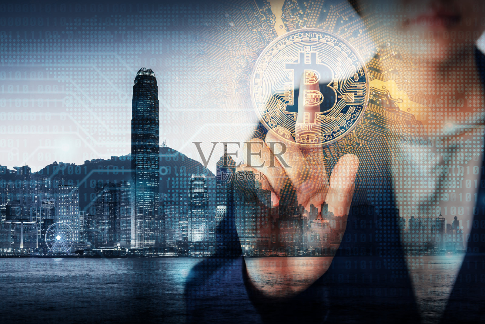 双重曝光商业金融和技术加密货币的概念，商业女人的手是压比特币与香港的城市景观和数字代码背景。商业金融/加密货币照片摄影图片