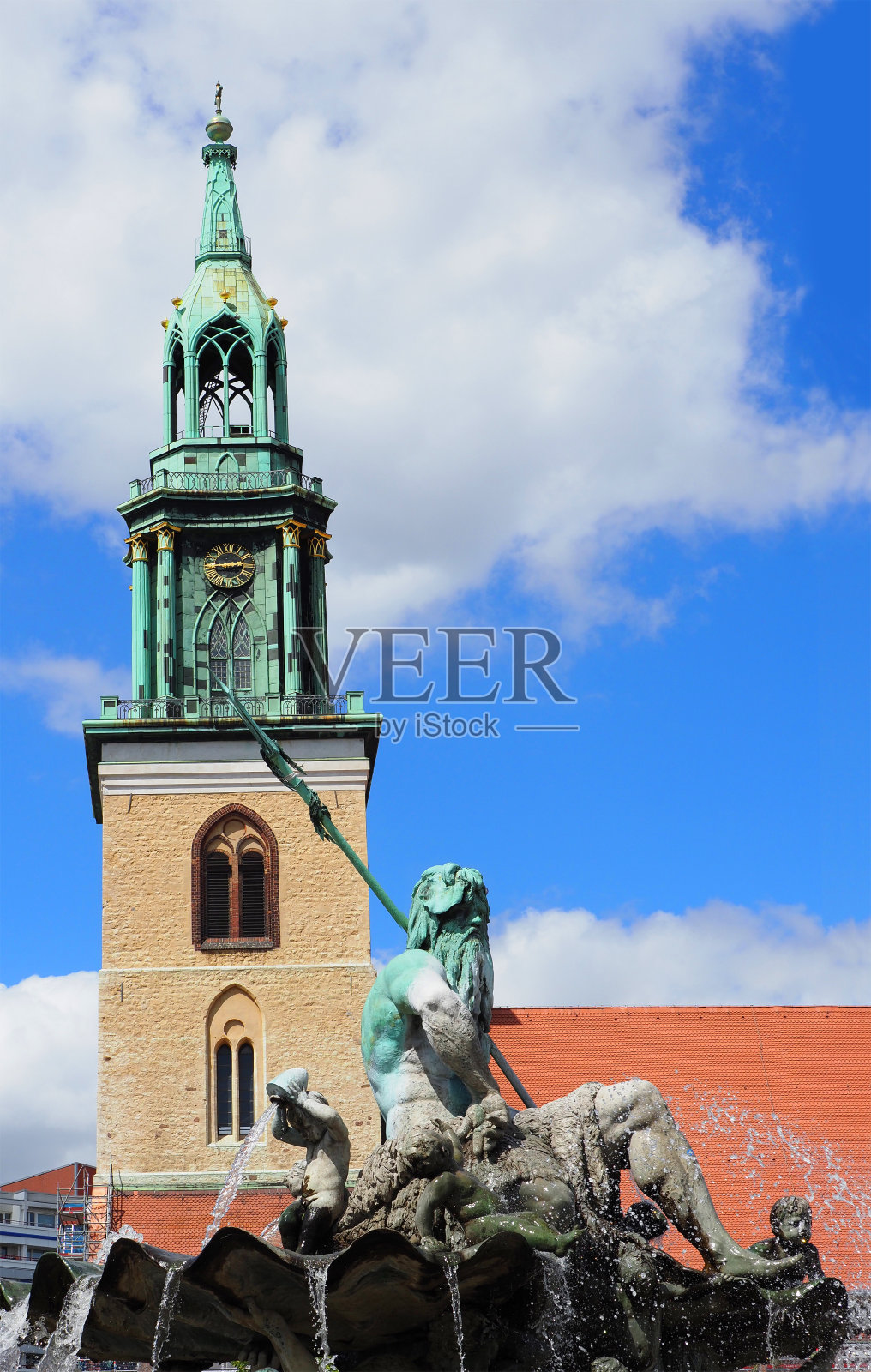 德国柏林。海王星喷泉，圣玛丽教堂的钟楼，蓝天照片摄影图片