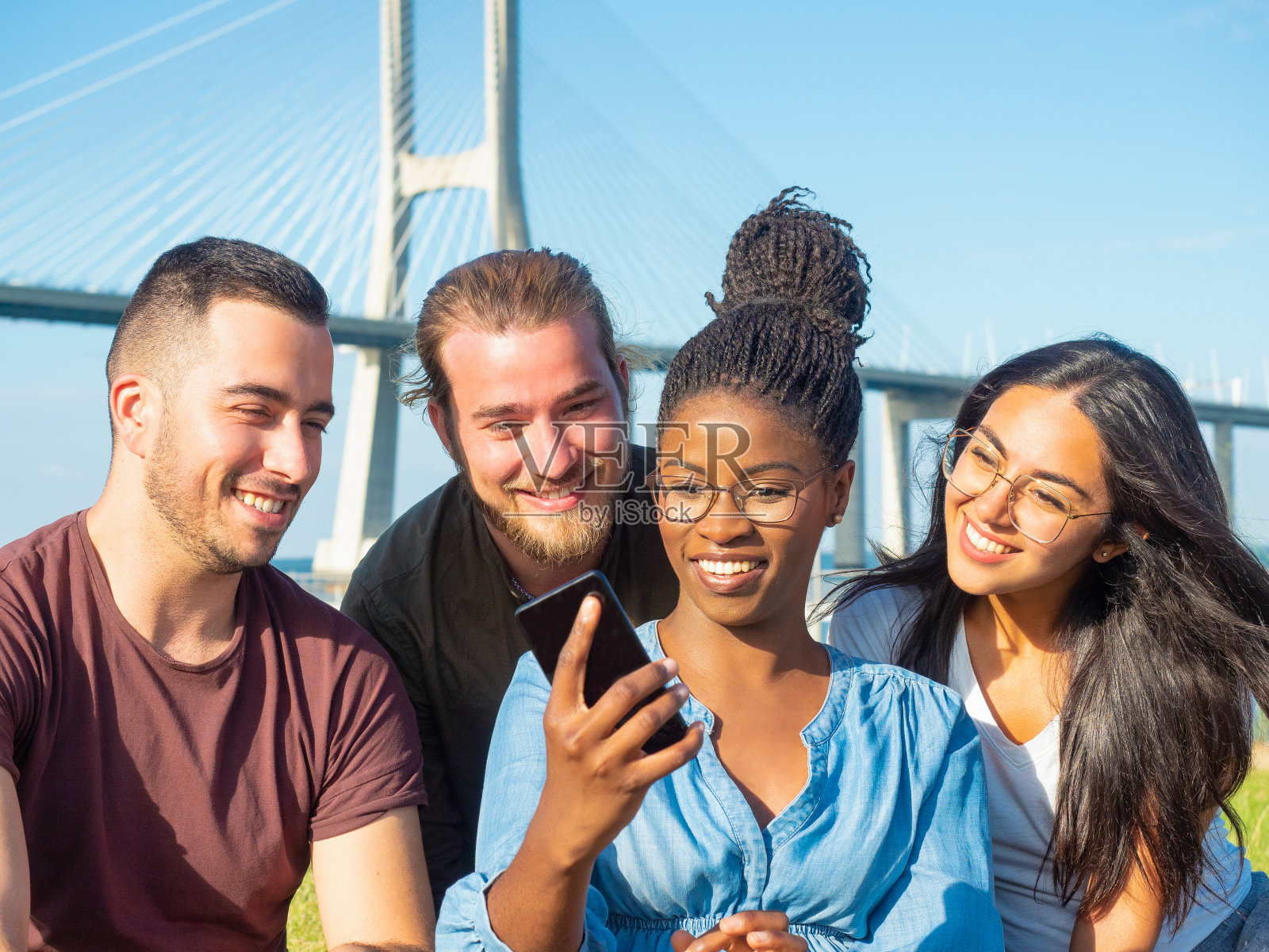 快乐的多民族人群，在户外用智能手机照片摄影图片