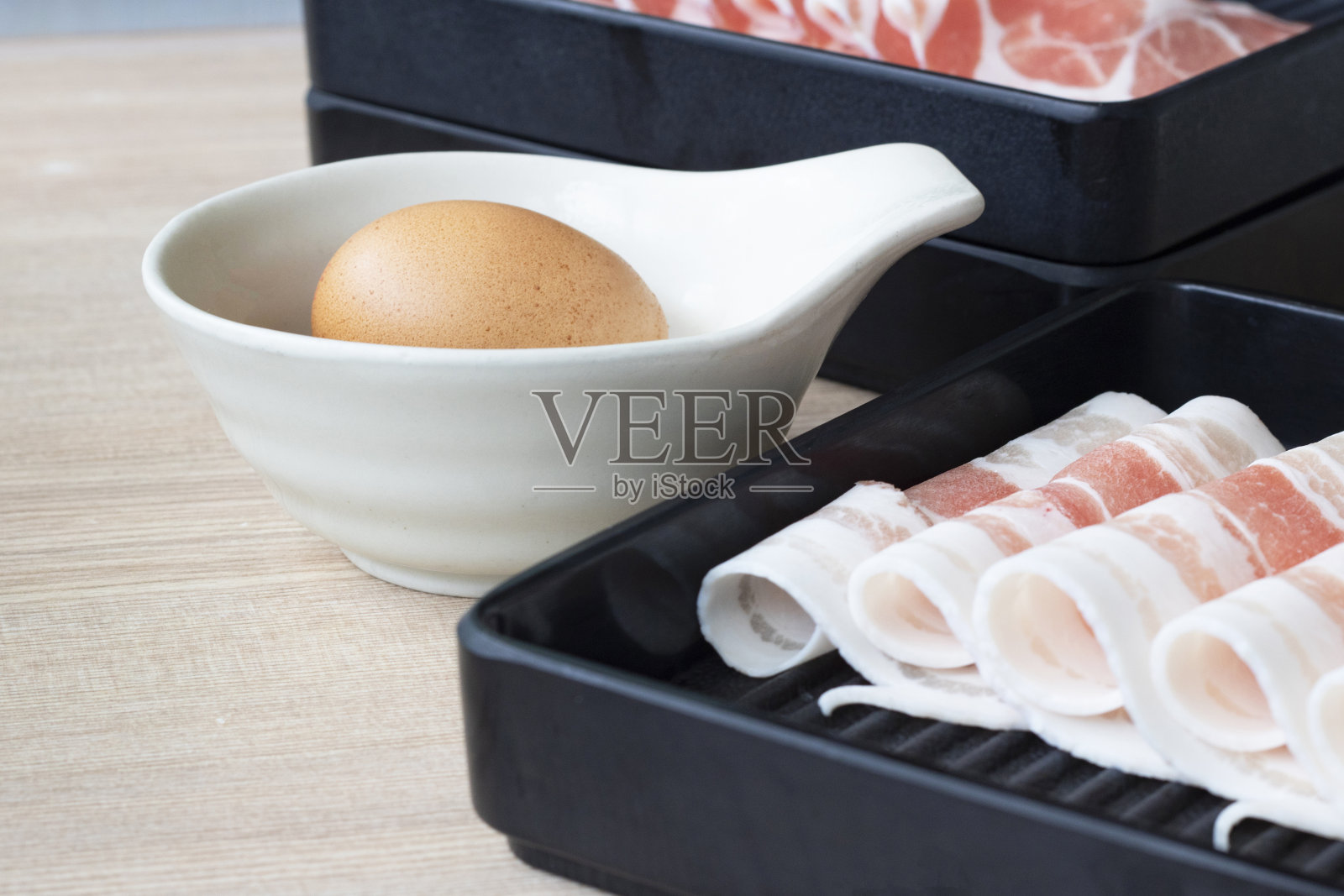 切片腊肉肚猪和鸡蛋的食品原料照片摄影图片