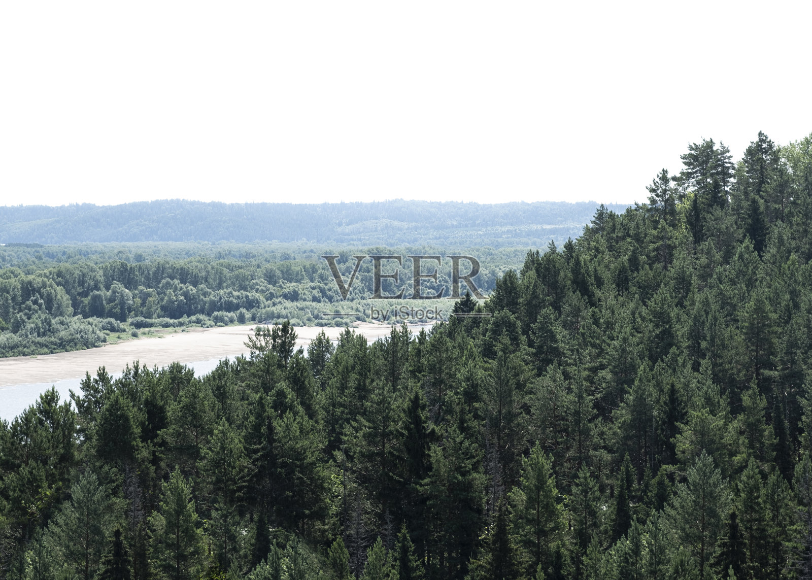 薄雾景观与冷杉森林和美丽如画的河谷河在时髦的复古风格照片摄影图片